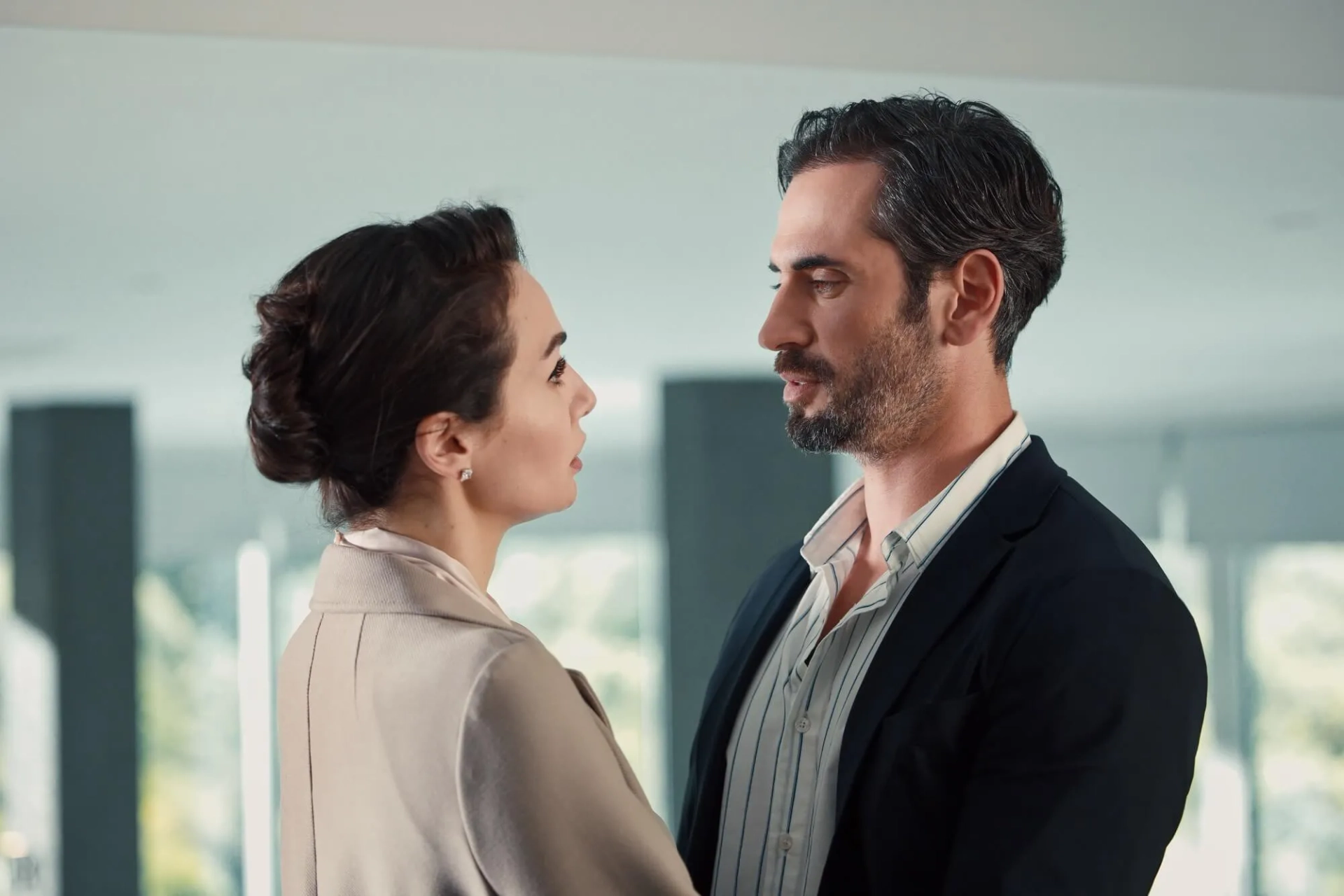 Birce Akalay and Burak Yamantürk in As the Crow Flies (2022)