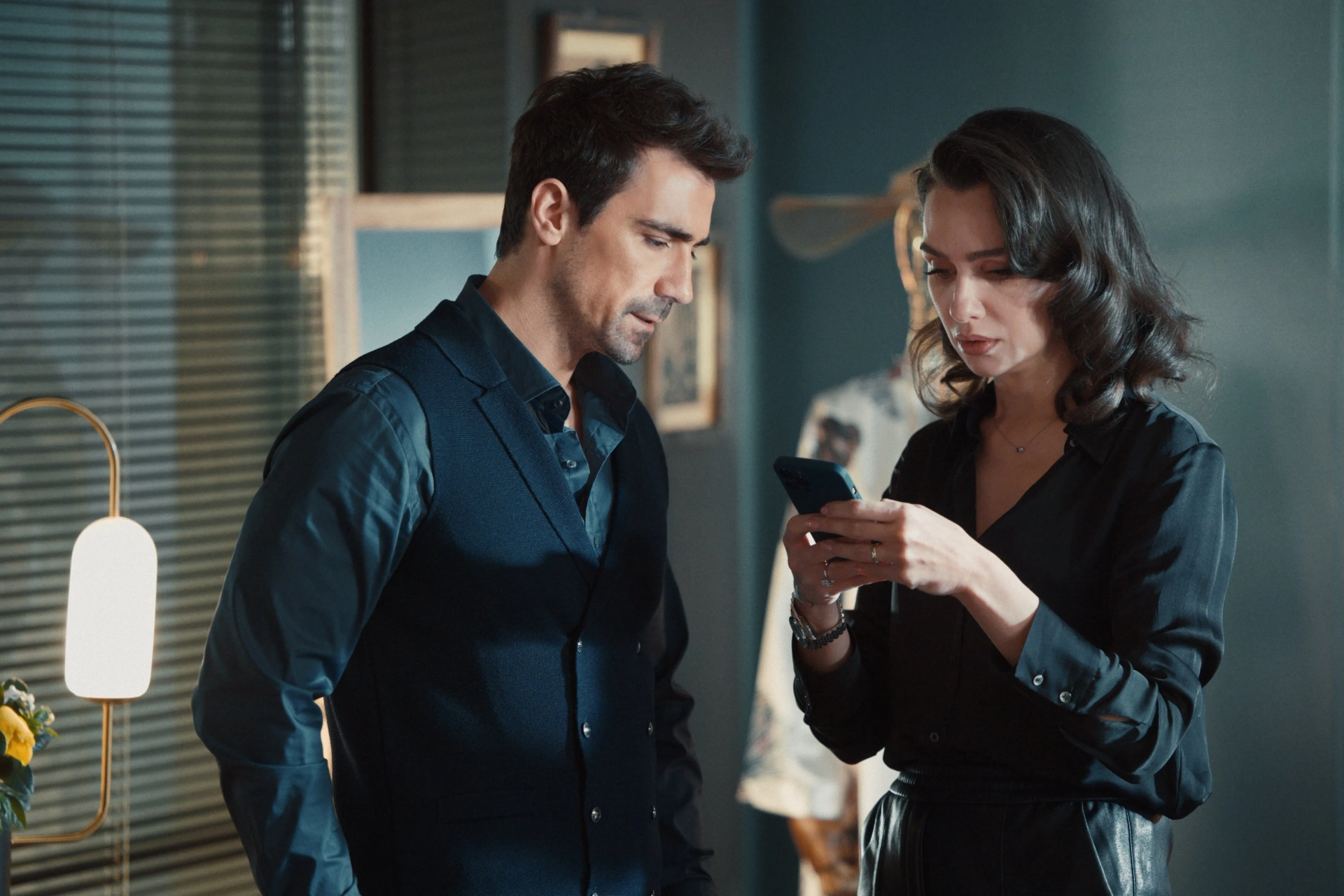 Birce Akalay and Ibrahim Celikkol in As the Crow Flies (2022)