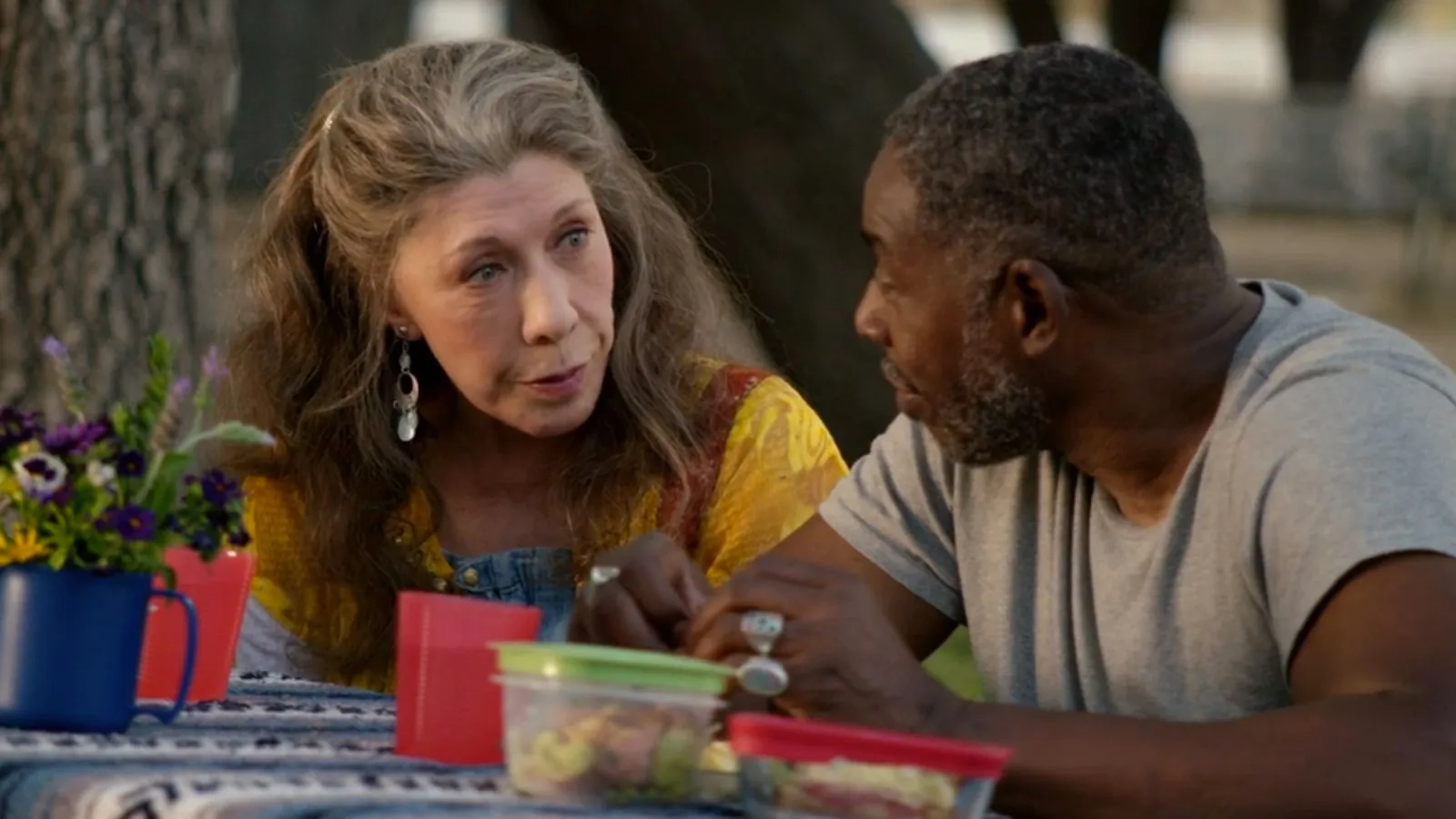Ernie Hudson and Lily Tomlin in Grace and Frankie (2015)