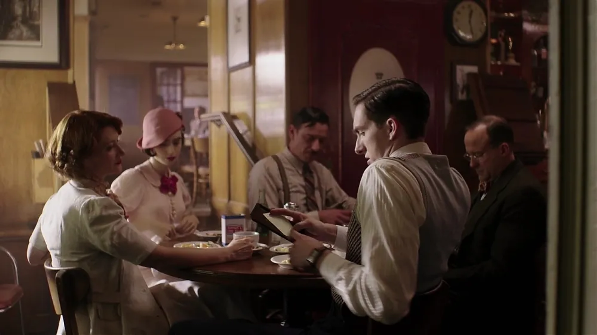 Enzo Cilenti, Kerry O'Malley, Dustin Ingram, and Lily Collins in The Last Tycoon (2016)