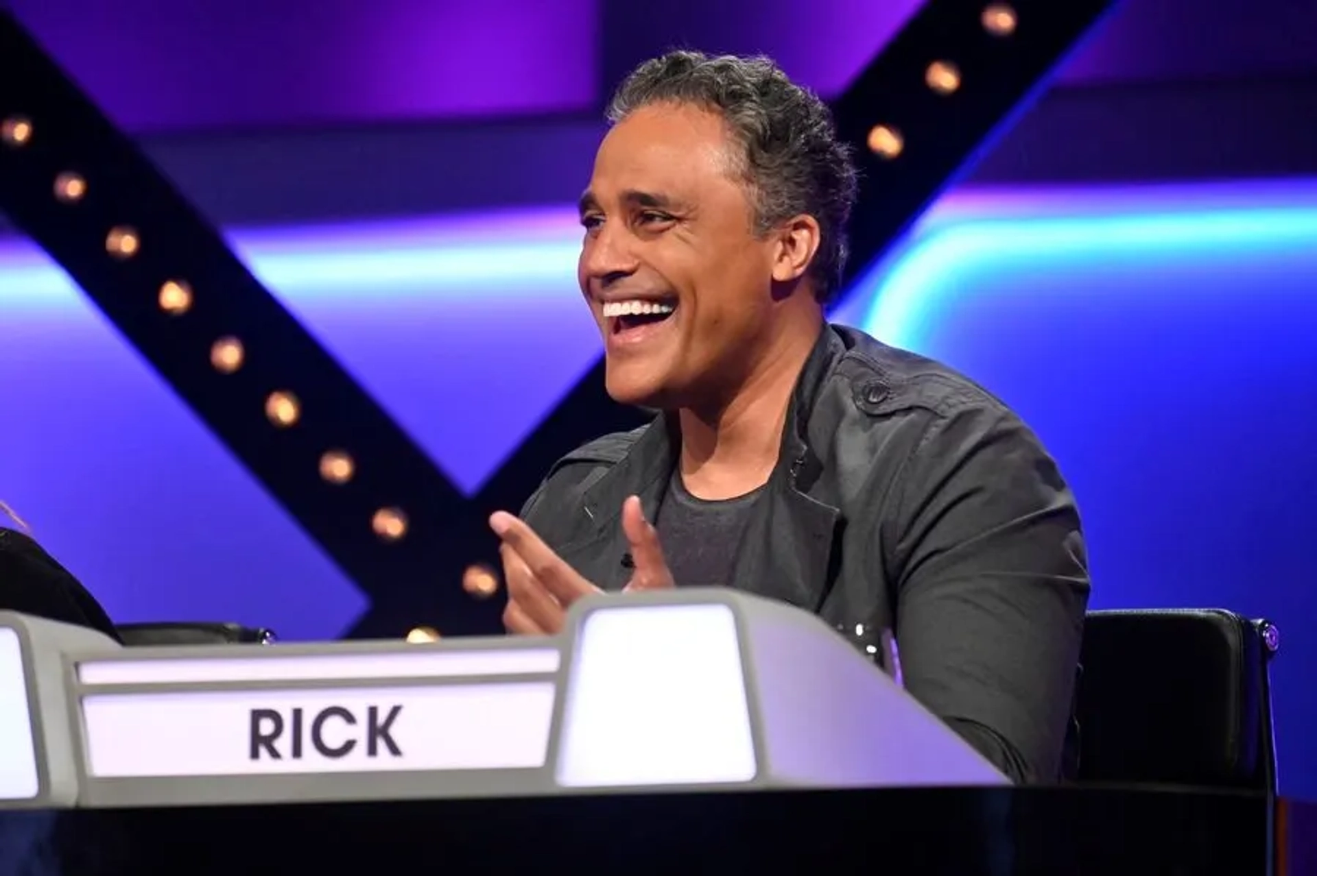 Rick Fox in Match Game: Thomas Lennon, Mary McCormack, Rick Fox, Caroline Rhea, Bob Saget, Padma Lakshmi (2020)