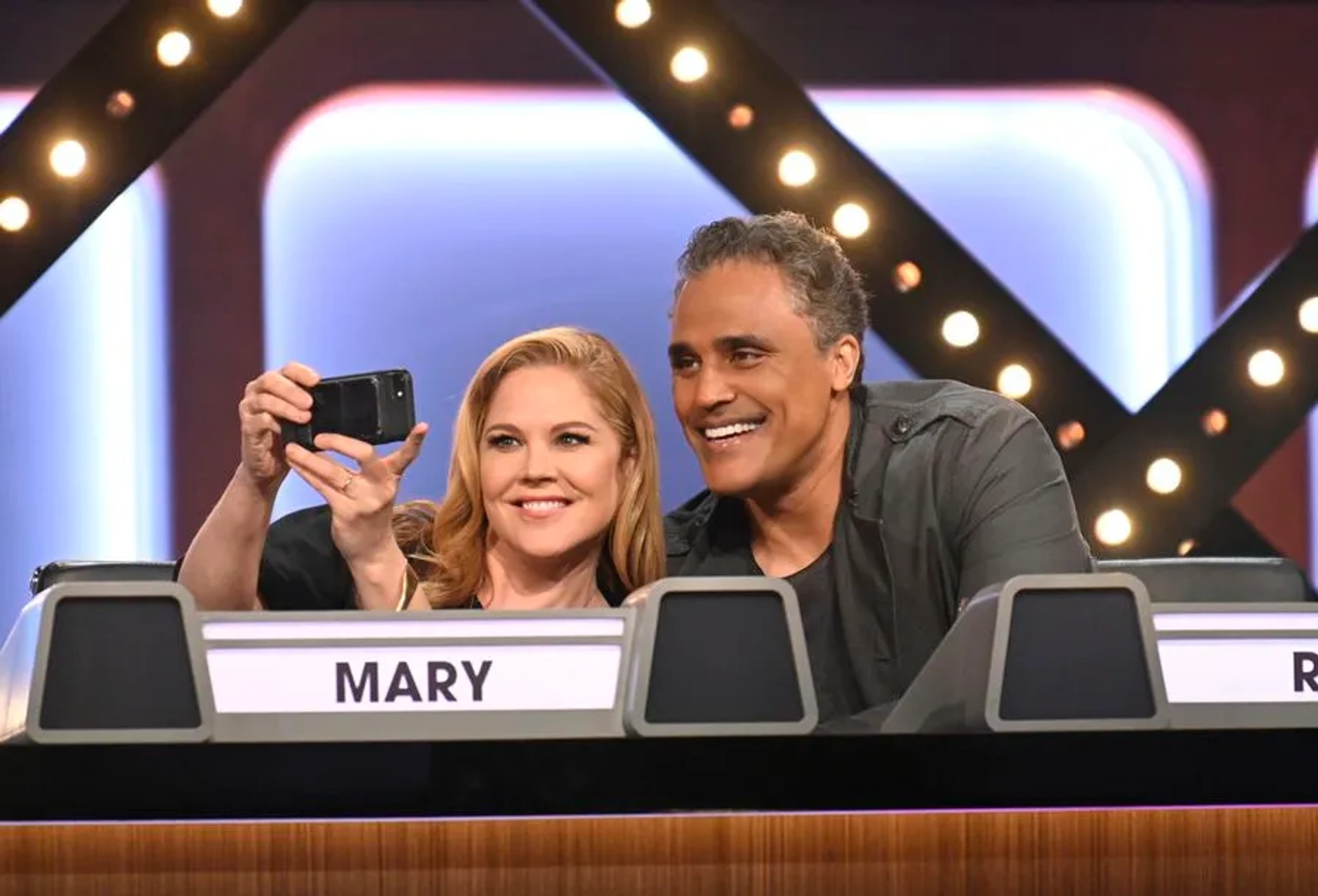 Mary McCormack and Rick Fox in Match Game: Thomas Lennon, Mary McCormack, Rick Fox, Caroline Rhea, Bob Saget, Padma Lakshmi (2020)