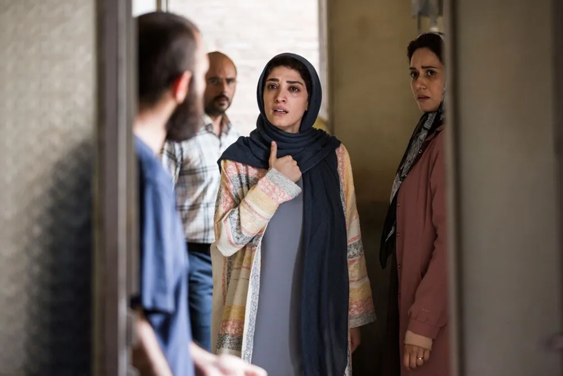 Ali Mosaffa, Saber Abar, Mina Sadati, and Parinaz Izadyar in Searing Summer (2017)