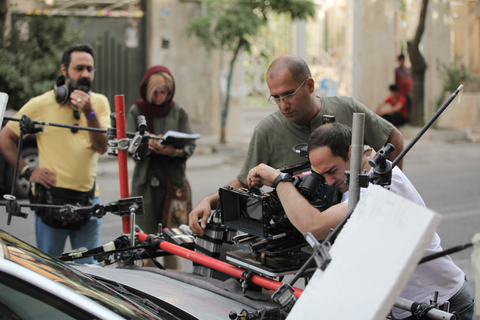 Peyman Yazdanian and Vahid Jalilvand in No Date, No Signature (2017)