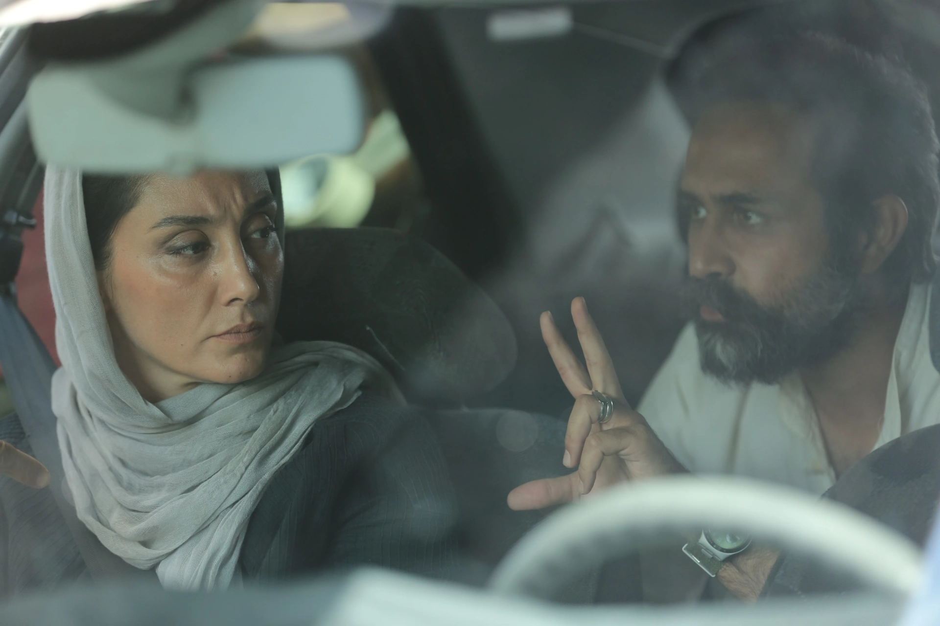 Hediyeh Tehrani and Vahid Jalilvand in No Date, No Signature (2017)