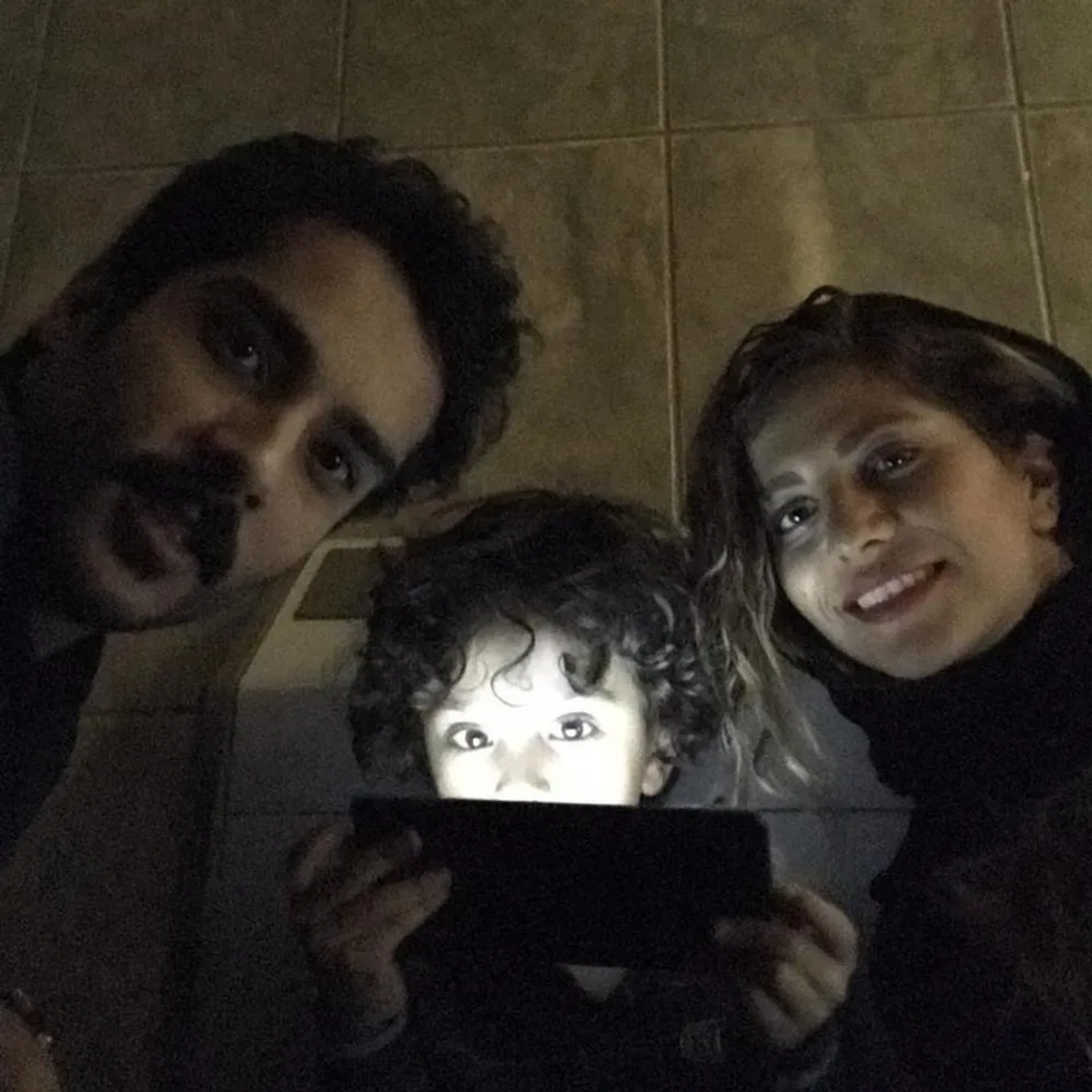 Alireza Mirsalari, Morvarid Kashiyan, and Saed Soheili in The Dark Room (2018)