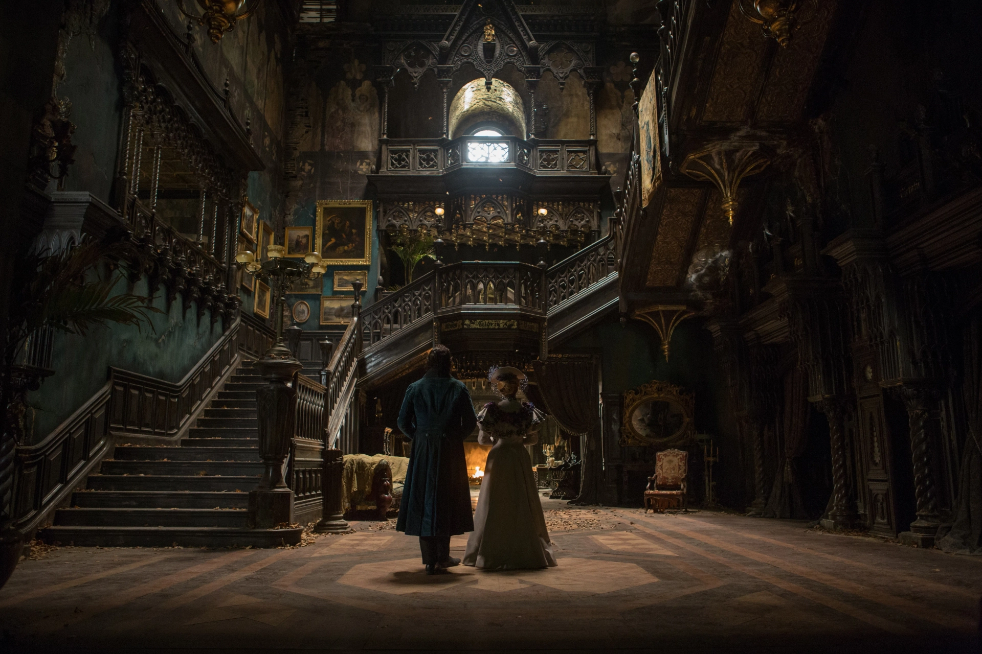 Tom Hiddleston and Mia Wasikowska in Crimson Peak (2015)