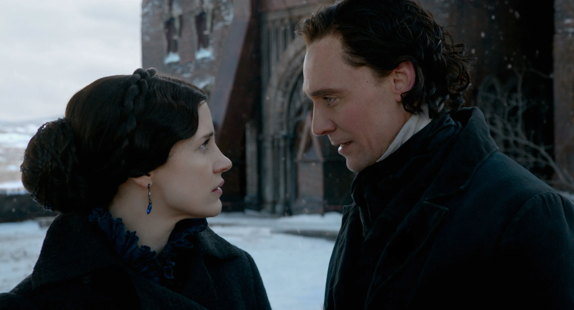 Tom Hiddleston and Jessica Chastain in Crimson Peak (2015)