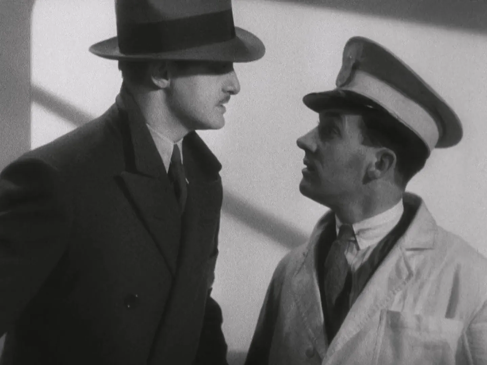 Robert Donat and Frederick Piper in The 39 Steps (1935)