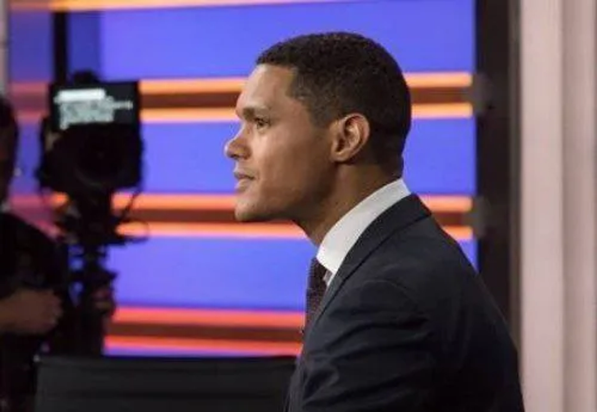 سریال نمایش روزانه: بین صحنه ها (The Daily Show: Between the Scenes 2016)