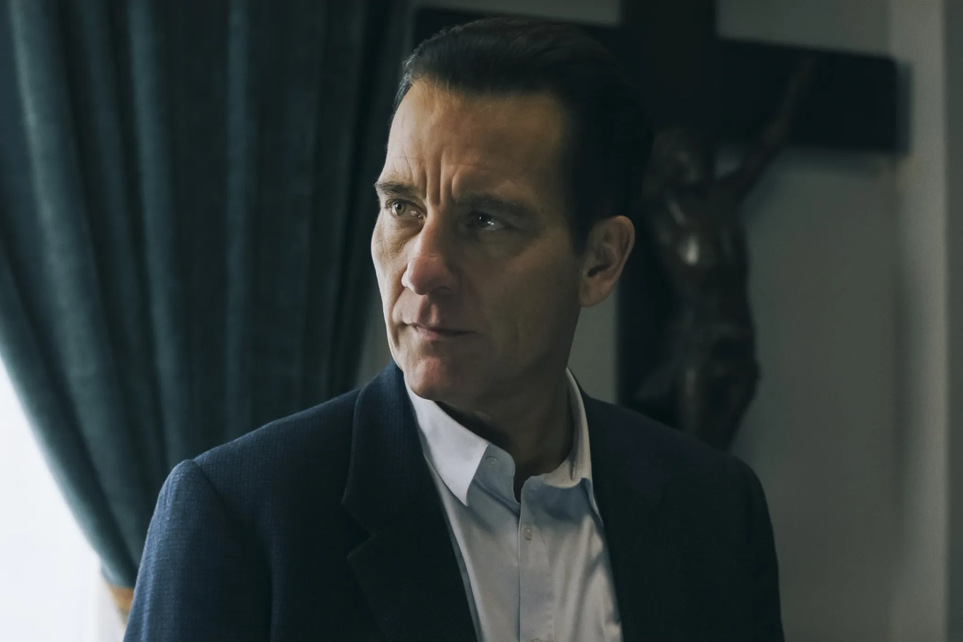 Clive Owen in Monsieur Spade (2024)