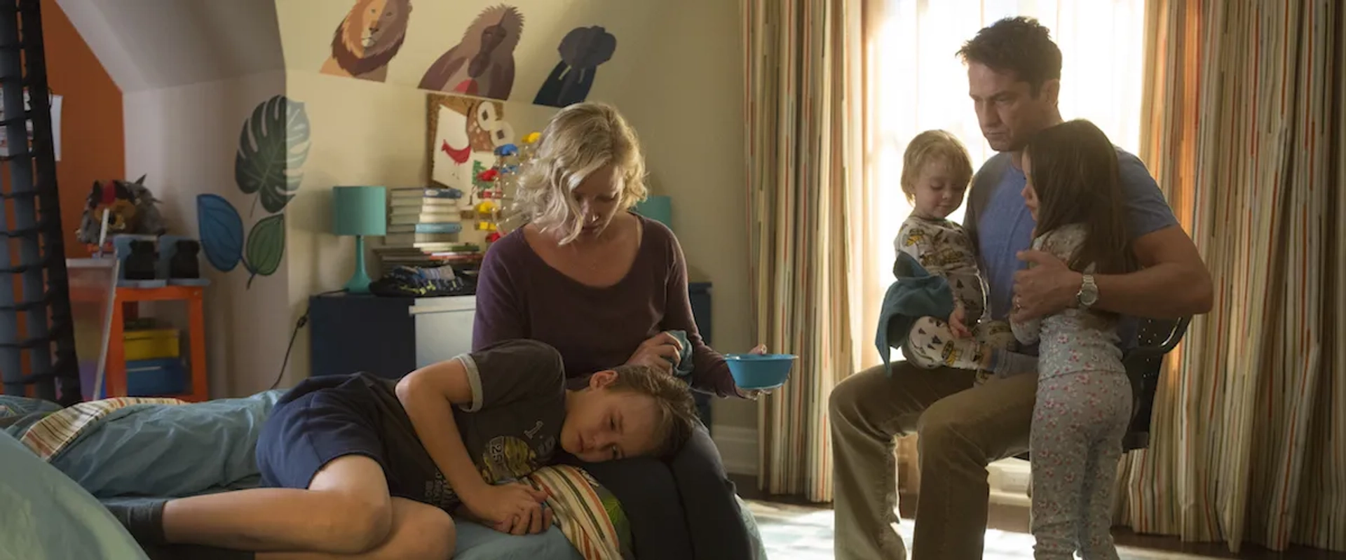 Gretchen Mol, Gerard Butler, and Julia Butters in A Family Man (2016)