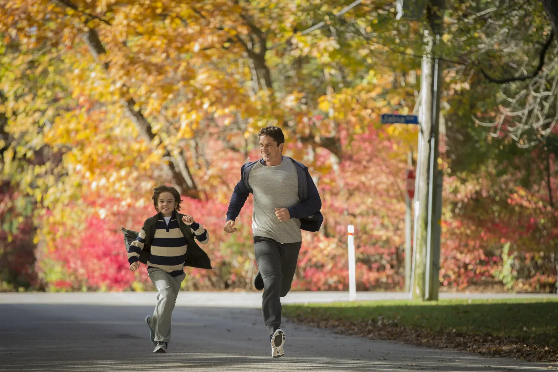 Gerard Butler and Maxwell Jenkins in A Family Man (2016)