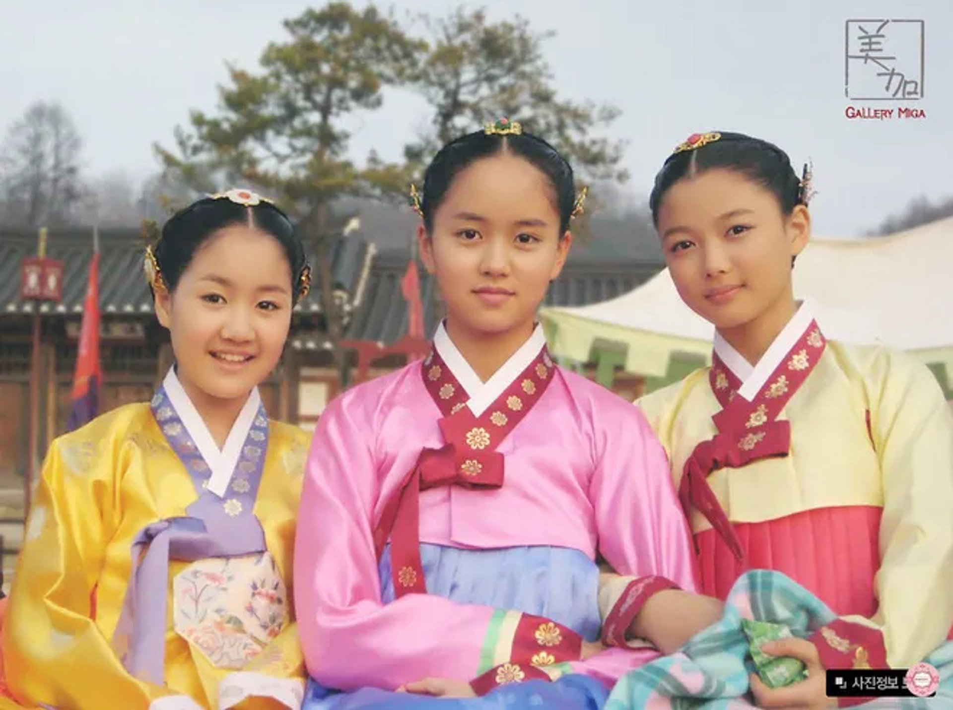 Kim Yoo-jung, Jin Ji-hee, and Kim So-hyun in Haereul poomeun dal (2012)