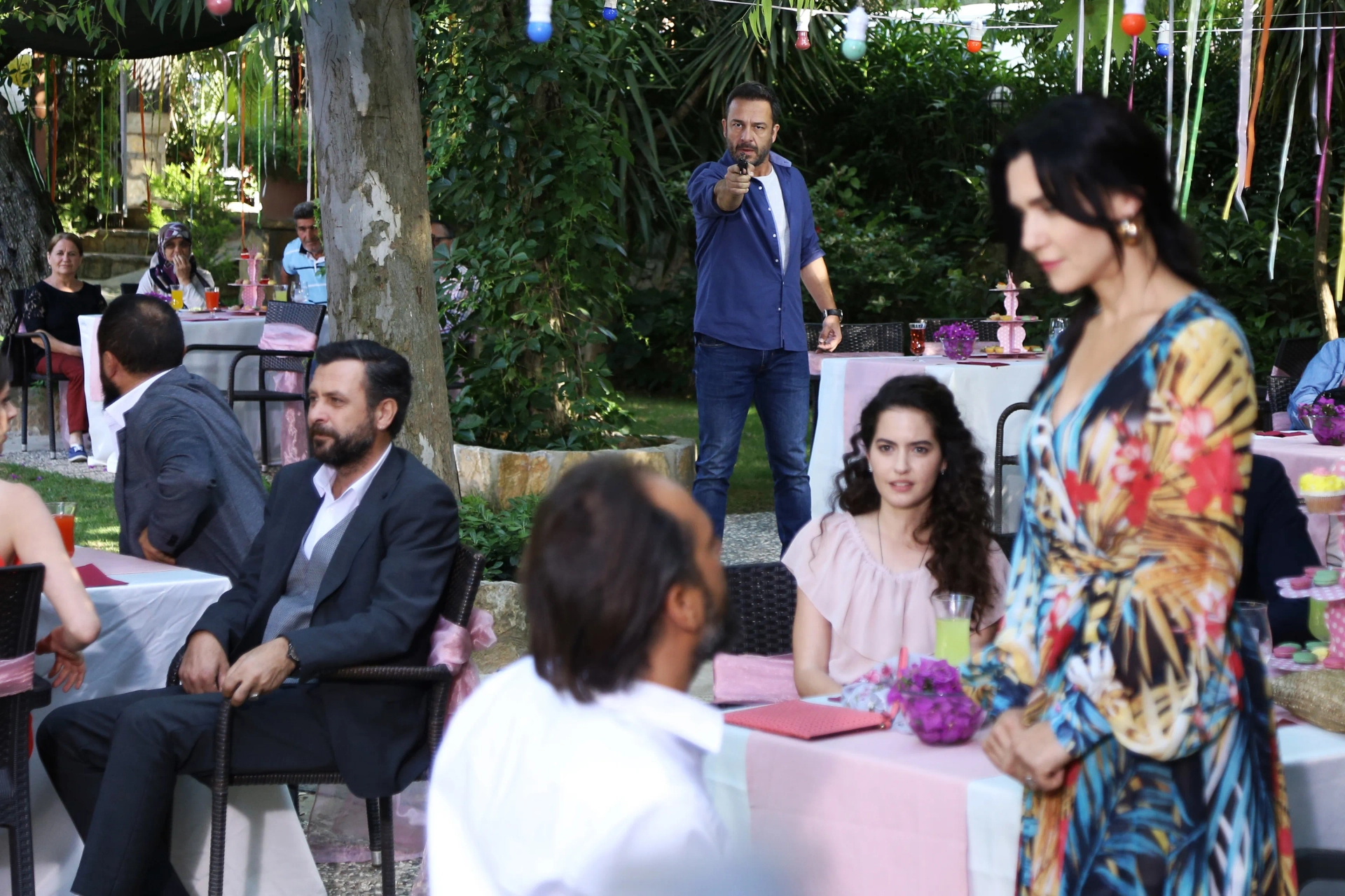 Sevval Sam, Nejat Isler, Timuçin Esen, Murat Aygen, and Ezgi Senler in Crossroads (2016)