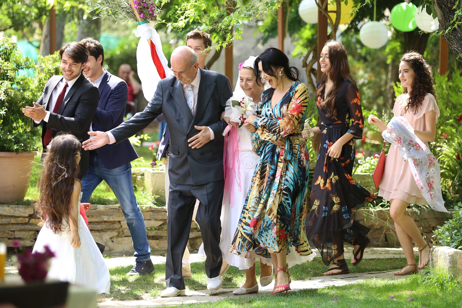 Fatma Belgen, Sinan Bengier, Sevval Sam, Dilan Çiçek Deniz, Alperen Duymaz, Hilmi Cem Intepe, and Ezgi Senler in Crossroads (2016)