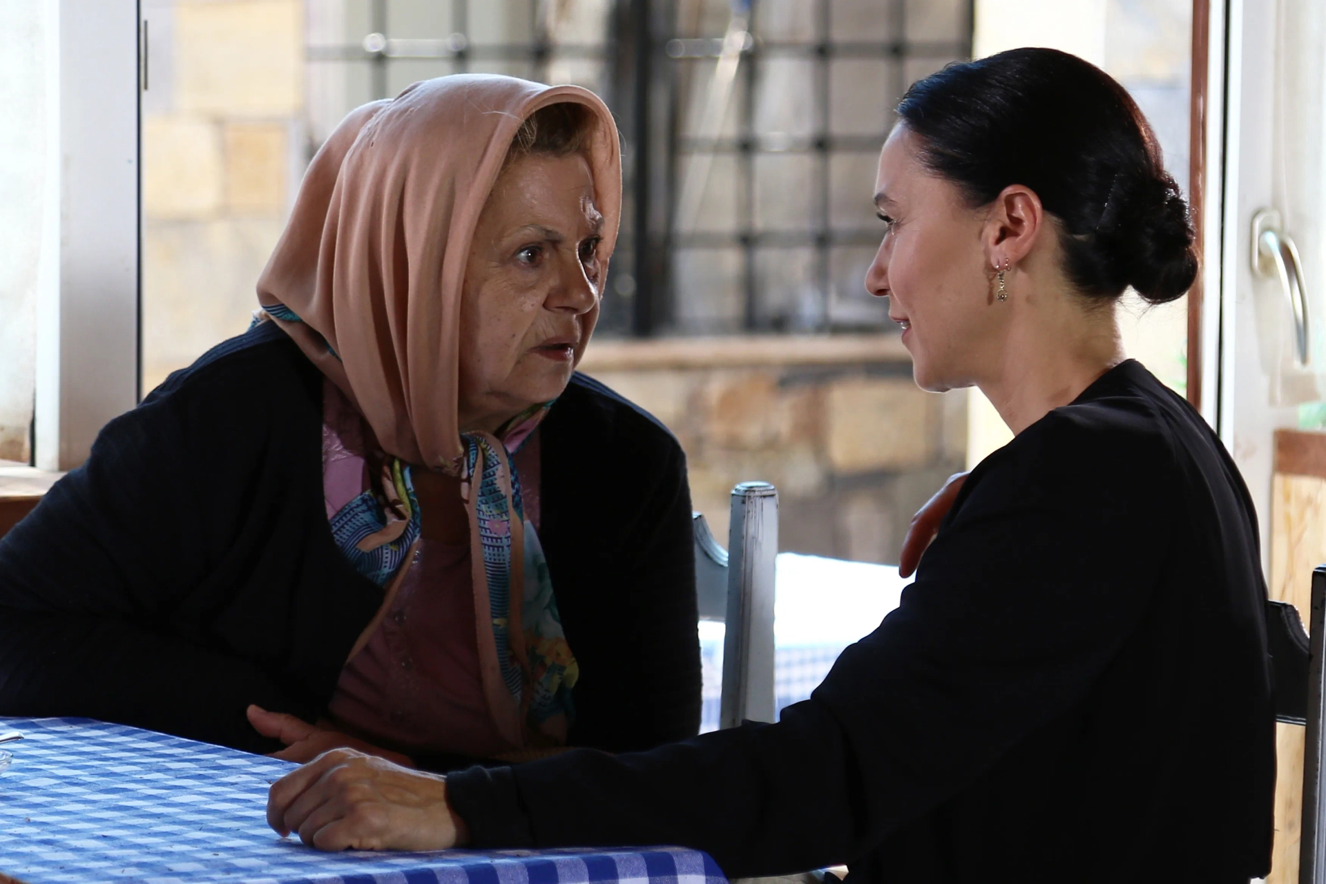 Fatma Belgen and Sevval Sam in Crossroads (2016)