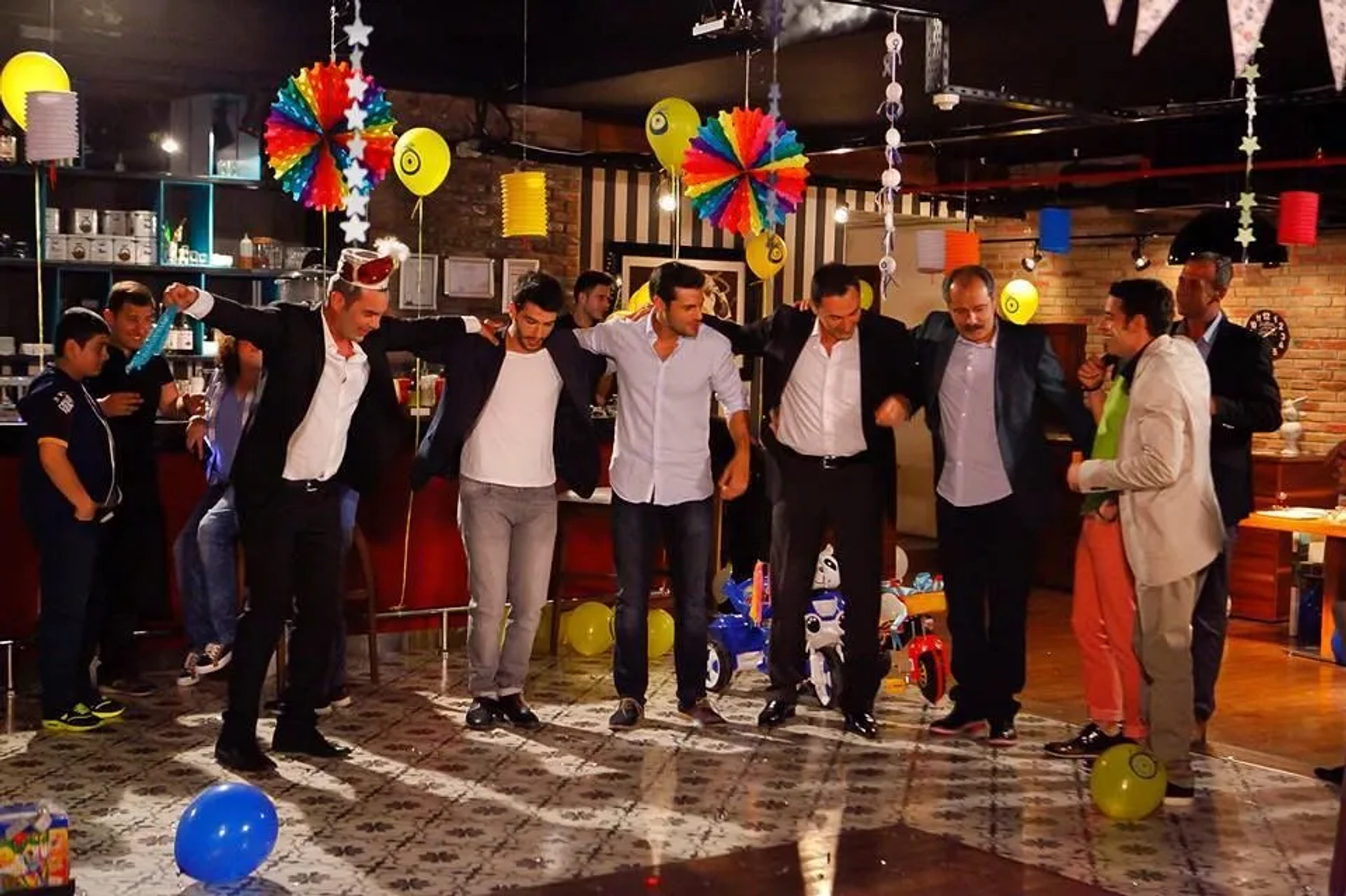 Atilla Saral, Daghan Külegeç, Hakan Çimenser, Serkan Çayoglu, Aras Aydin, and Serkan Börekyemez in Cherry Season (2014)