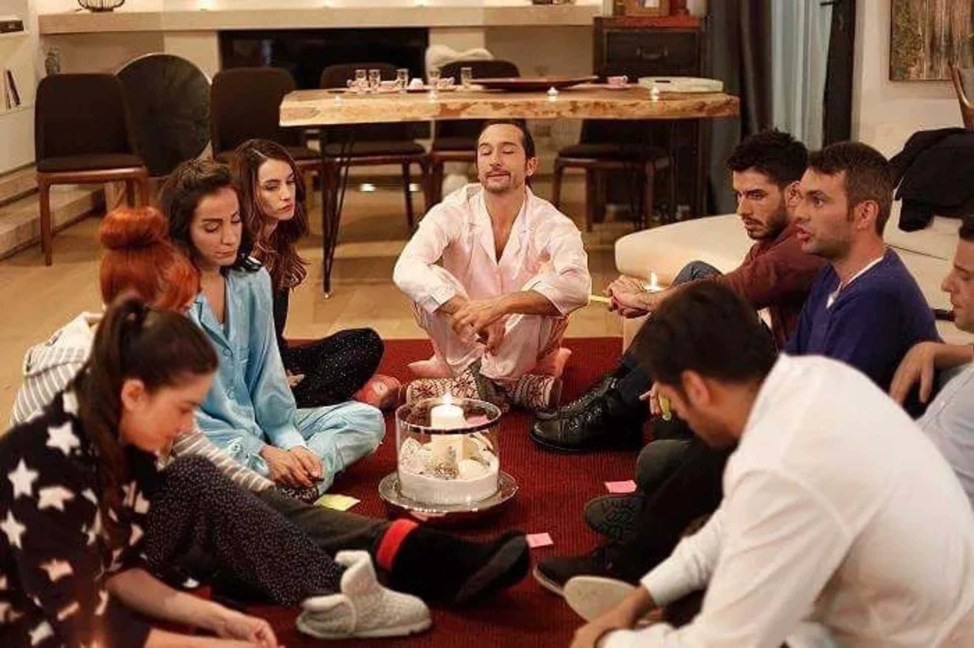 Daghan Külegeç, Fatma Toptas, Nilperi Sahinkaya, Nezih Cihan Aksoy, Özge Gürel, Serkan Çayoglu, Aras Aydin, Nihal Isiksaçan, and Serkan Börekyemez in Cherry Season (2014)