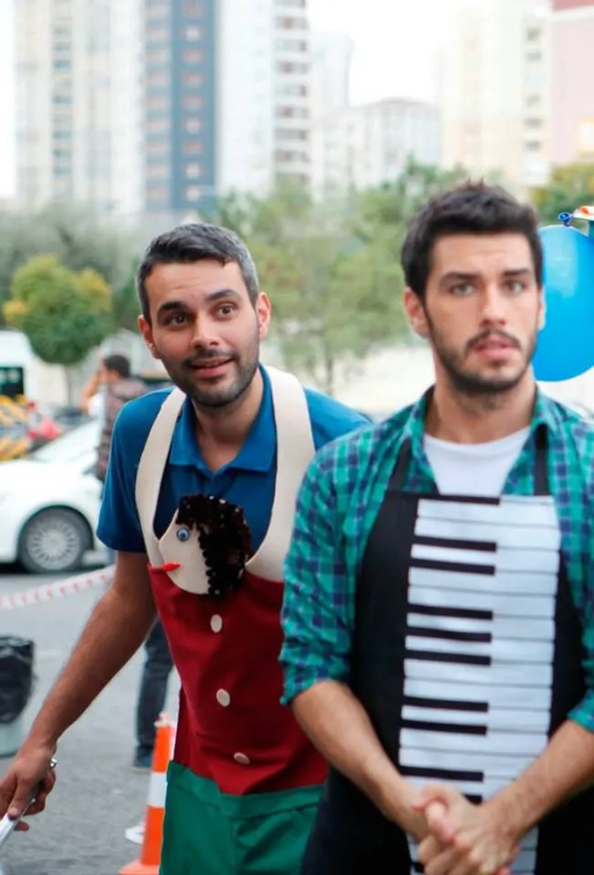 Aras Aydin and Serkan Börekyemez in Cherry Season (2014)