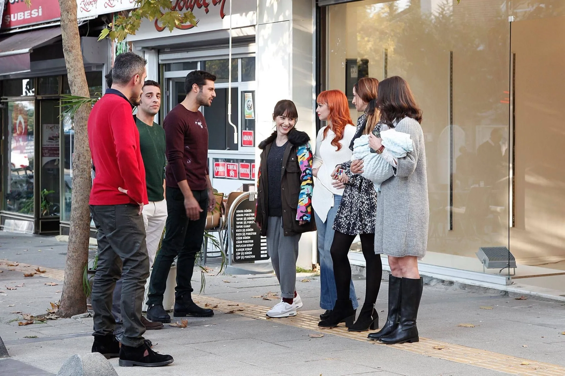 Daghan Külegeç, Fatma Toptas, Nilperi Sahinkaya, Özge Gürel, Serkan Çayoglu, Aras Aydin, Nihal Isiksaçan, and Serkan Börekyemez in Cherry Season (2014)