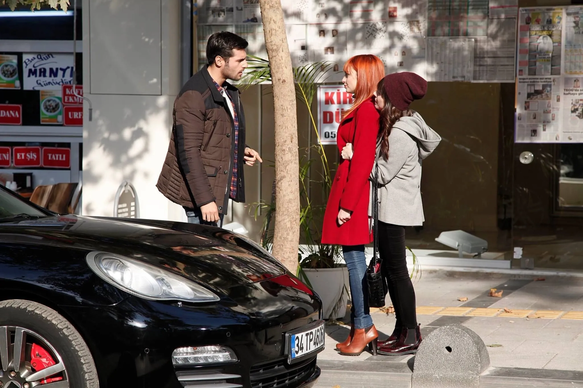 Nilperi Sahinkaya, Özge Gürel, and Serkan Çayoglu in Cherry Season (2014)