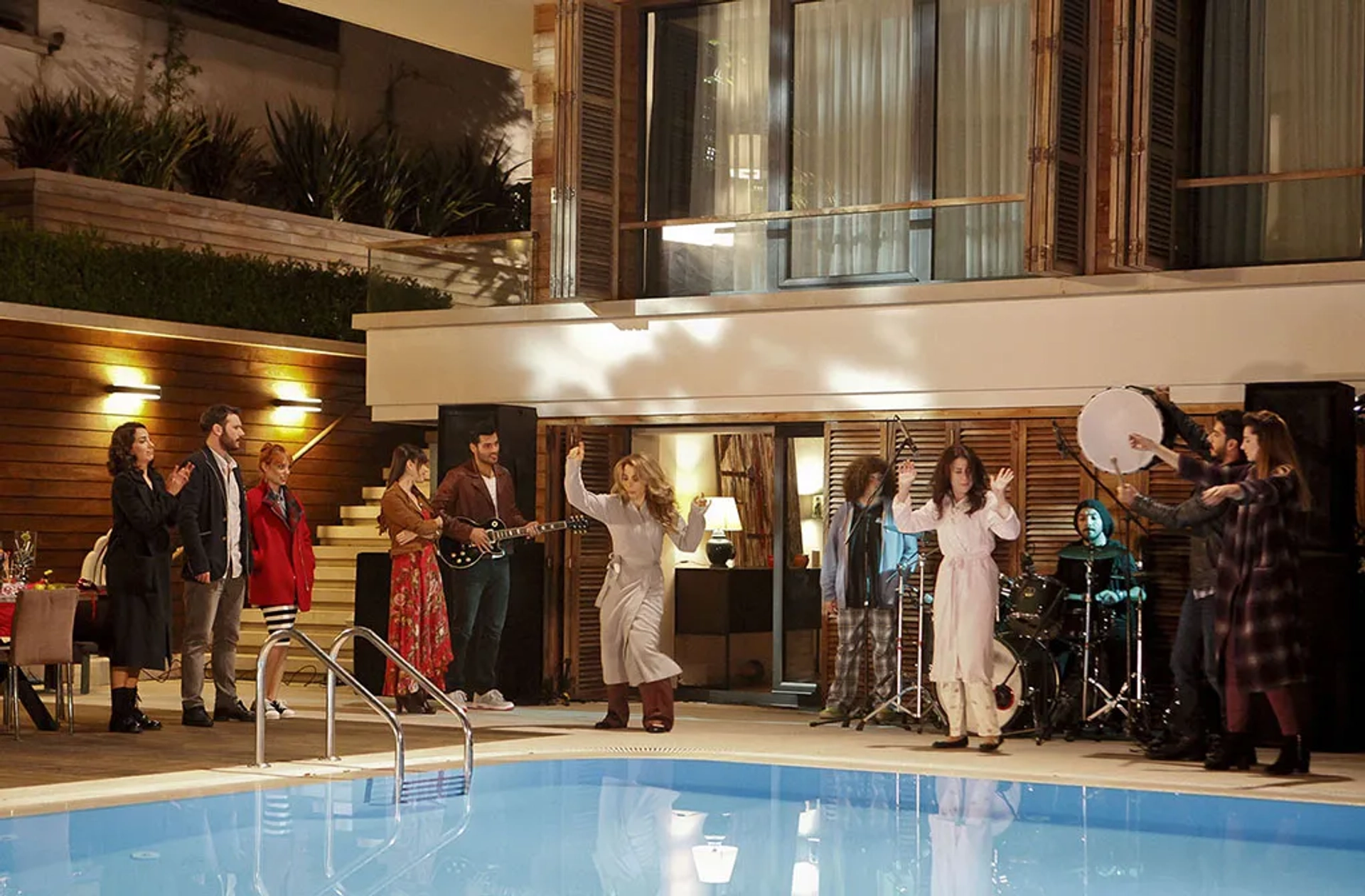 Aysegül Ünsal, Neslihan Yeldan, Fatma Toptas, Nilperi Sahinkaya, Özge Gürel, Serkan Çayoglu, Aras Aydin, Nihal Isiksaçan, and Tamer Berke Sarikaya in Cherry Season (2014)