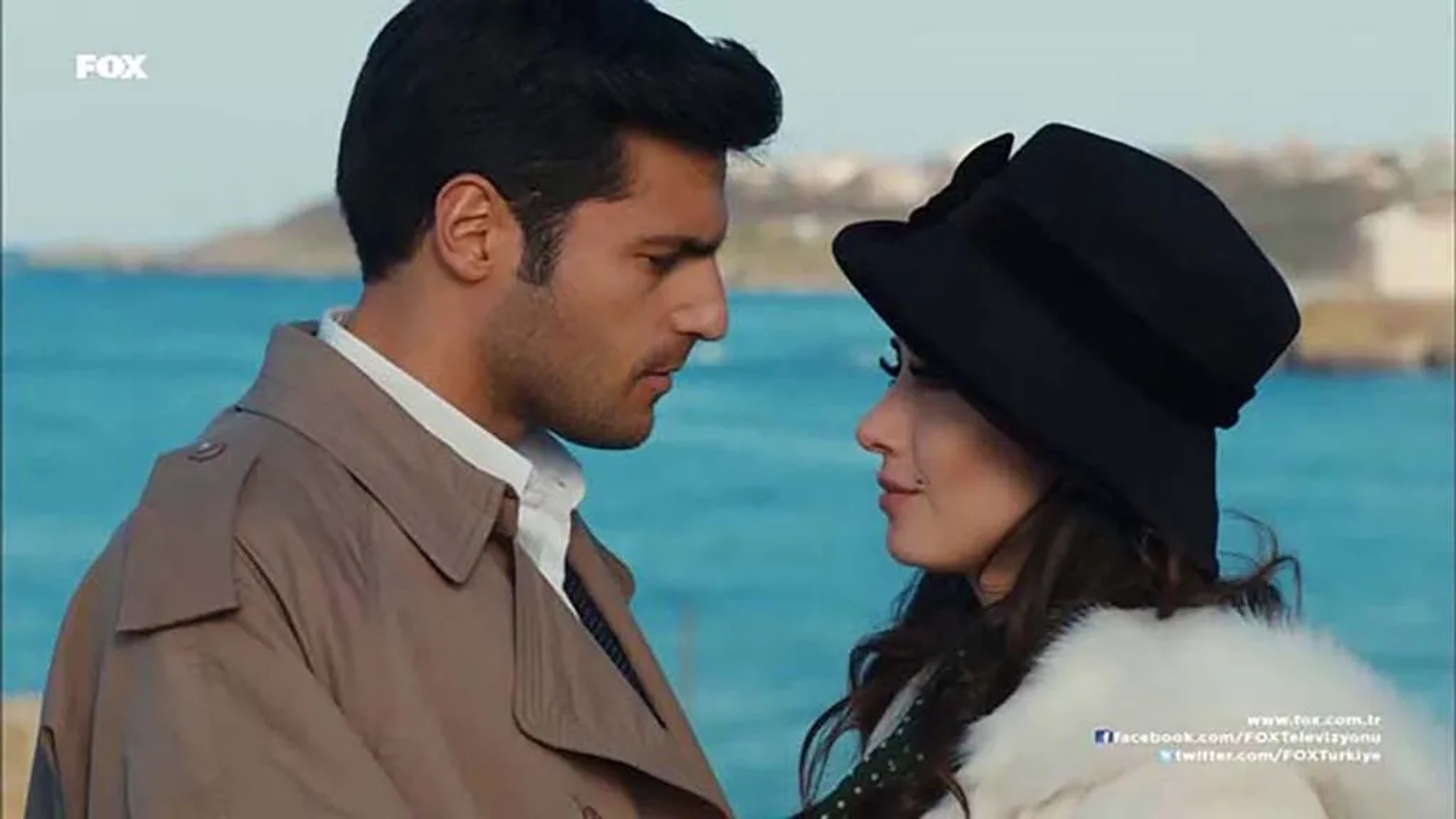 Özge Gürel and Serkan Çayoglu in Cherry Season (2014)