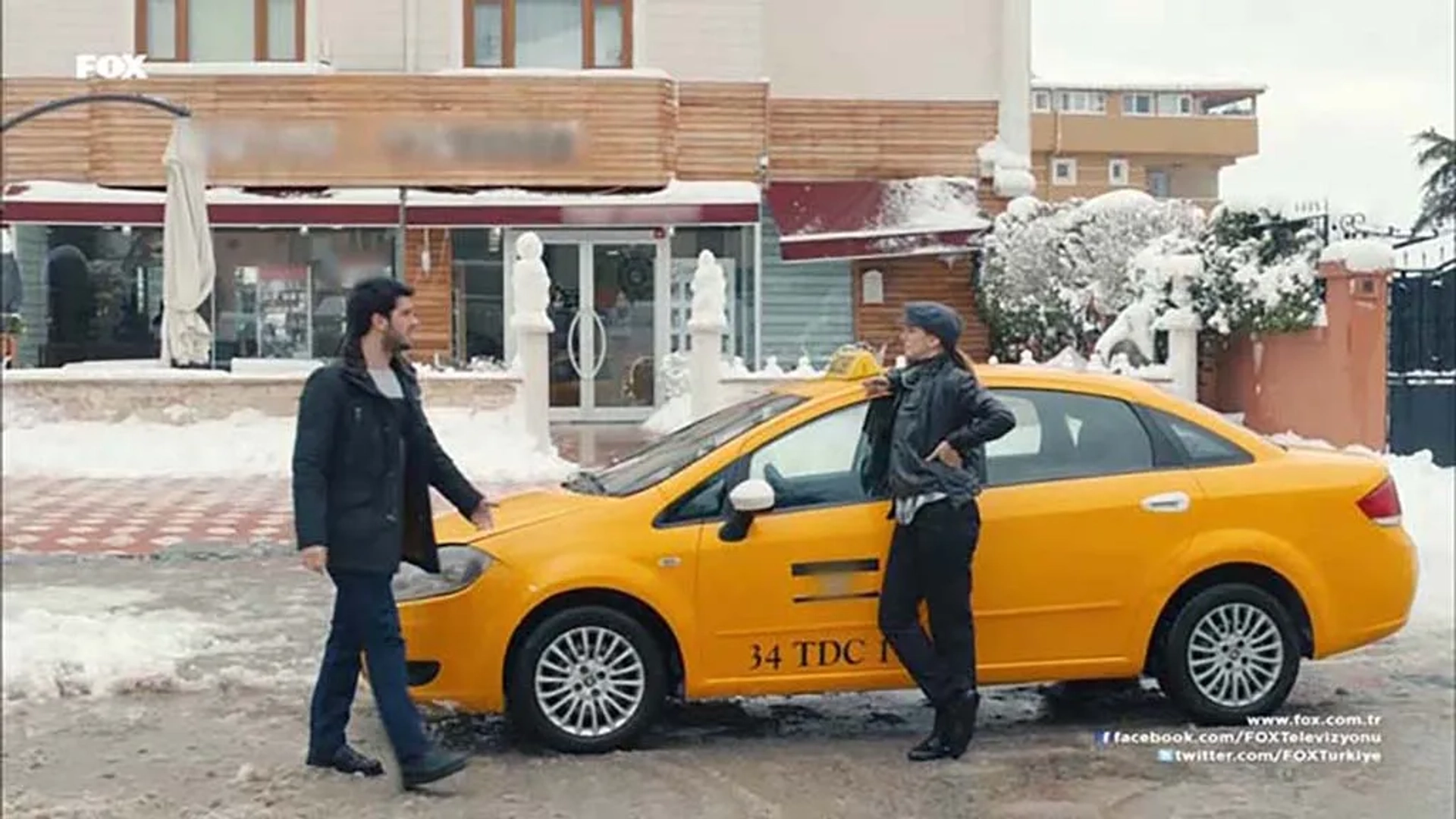 Aras Aydin and Nihal Isiksaçan in Cherry Season (2014)