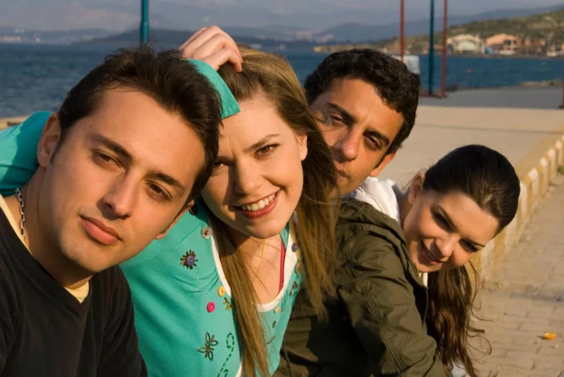Ibrahim Kendirci, Pelin Karahan, Daghan Külegeç, and Asli Enver in Daydreaming (2007)