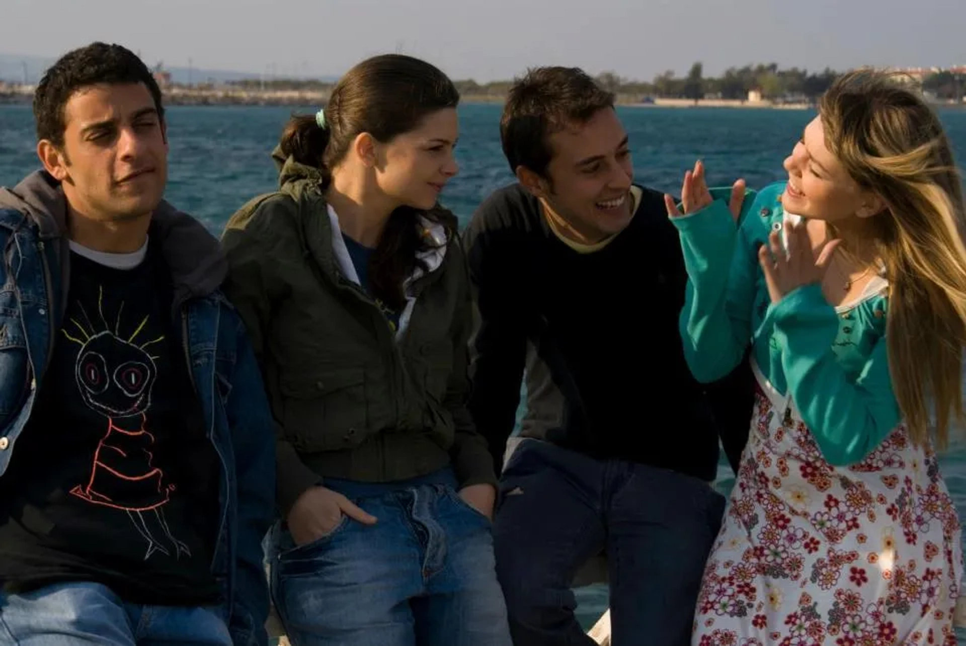 Ibrahim Kendirci, Pelin Karahan, Daghan Külegeç, and Asli Enver in Daydreaming (2007)
