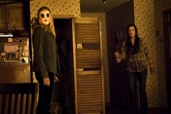 Liv Tyler and Gemma Ward in The Strangers (2008)