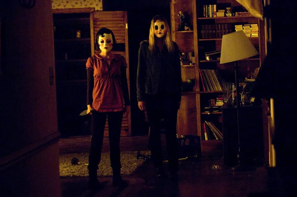 Laura Margolis and Gemma Ward in The Strangers (2008)