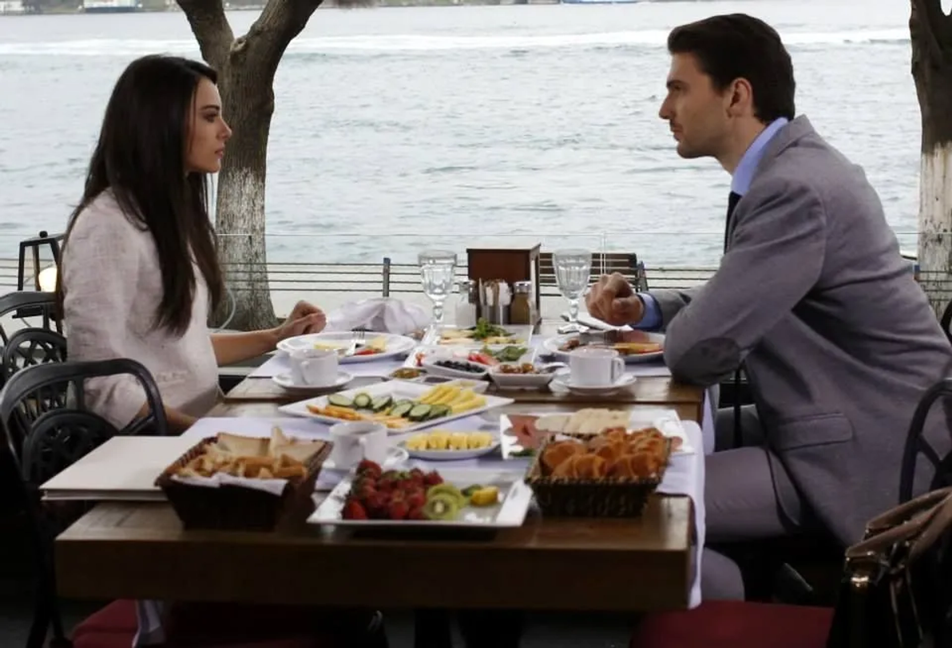 Tuvana Türkay and Emre Kizilirmak in Black Money Love (2014)