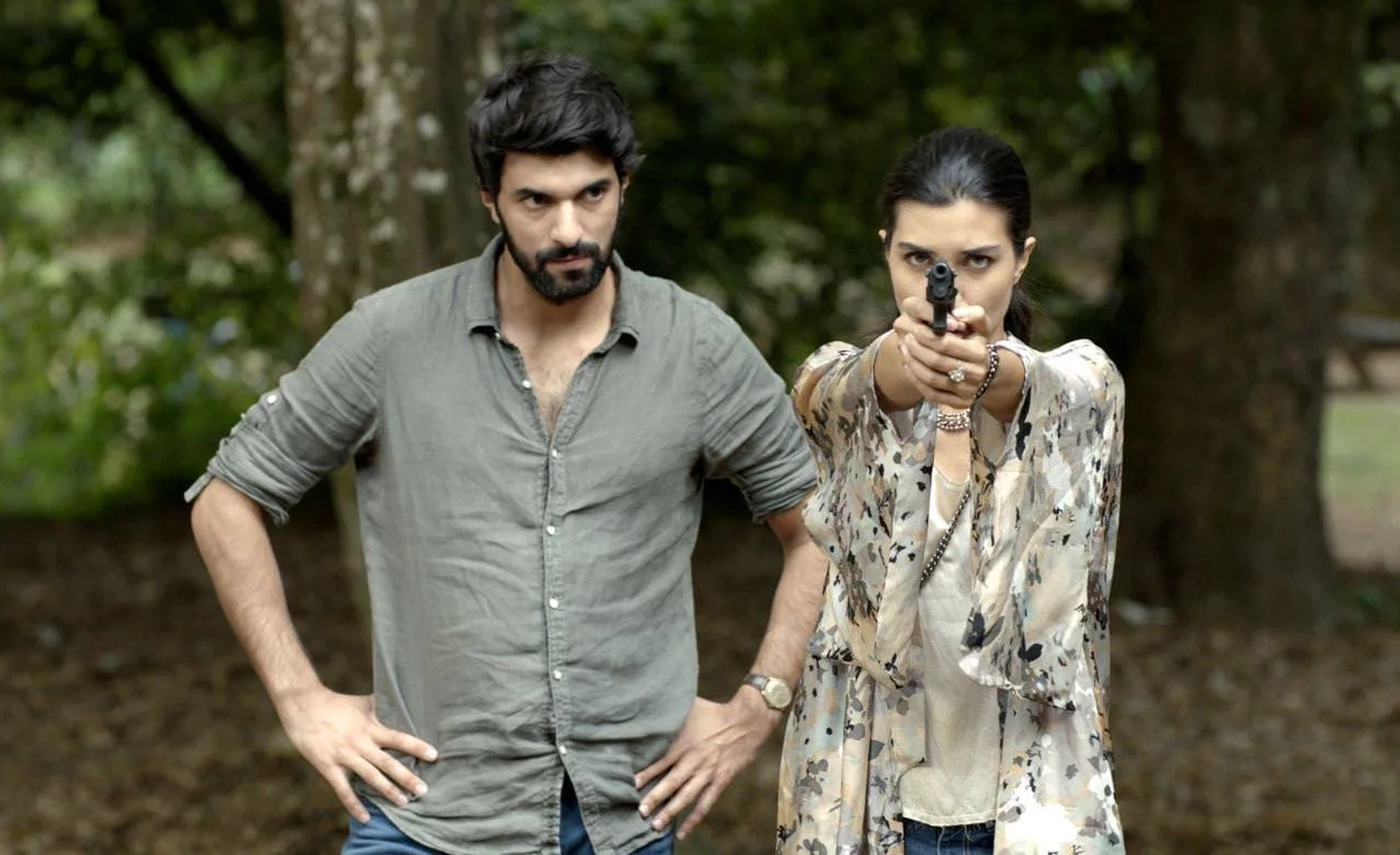 Tuba Büyüküstün and Engin Akyürek in Black Money Love (2014)