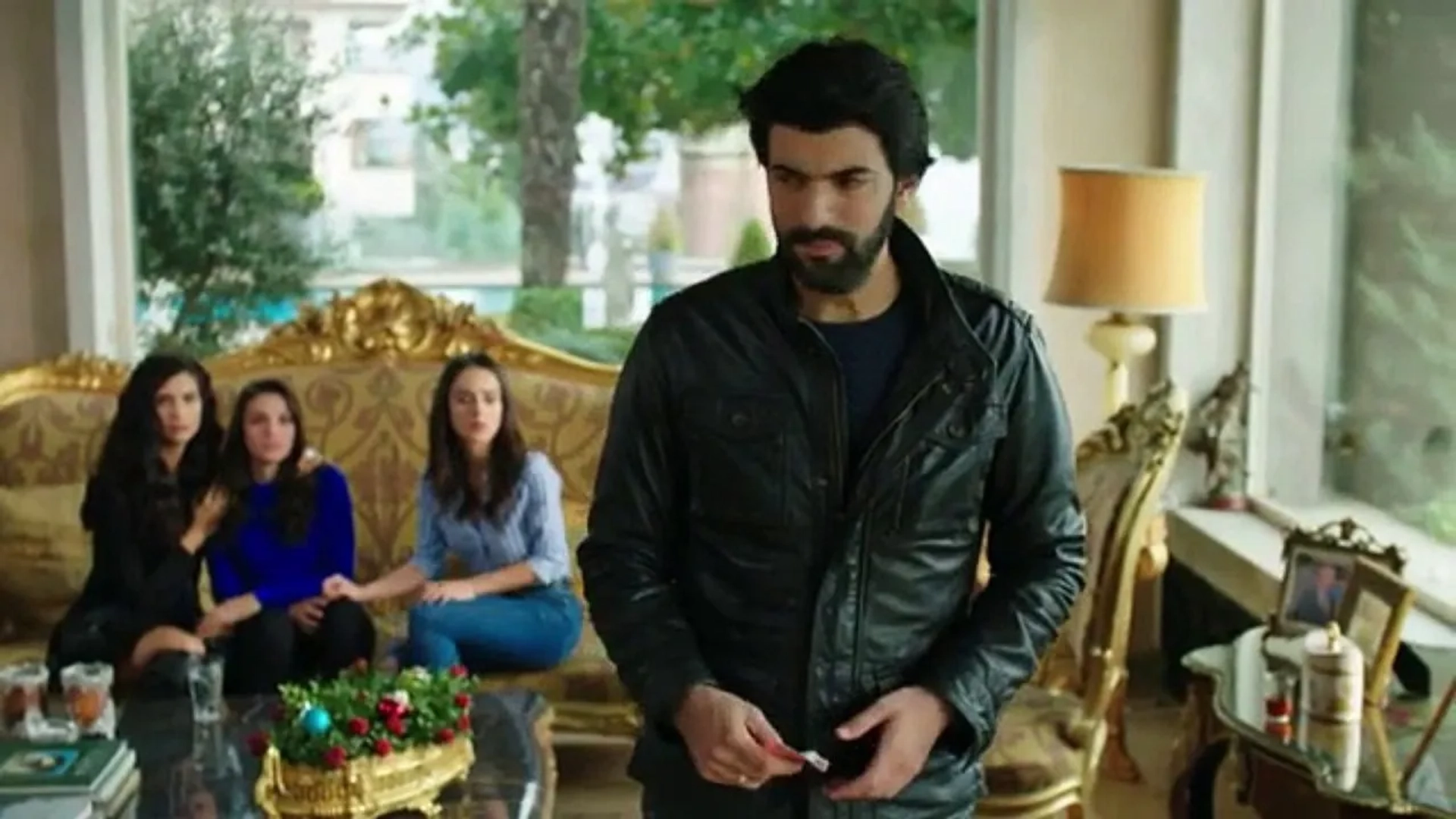 Tuba Büyüküstün, Engin Akyürek, Tuvana Türkay, and Bestemsu Özdemir in Black Money Love (2014)