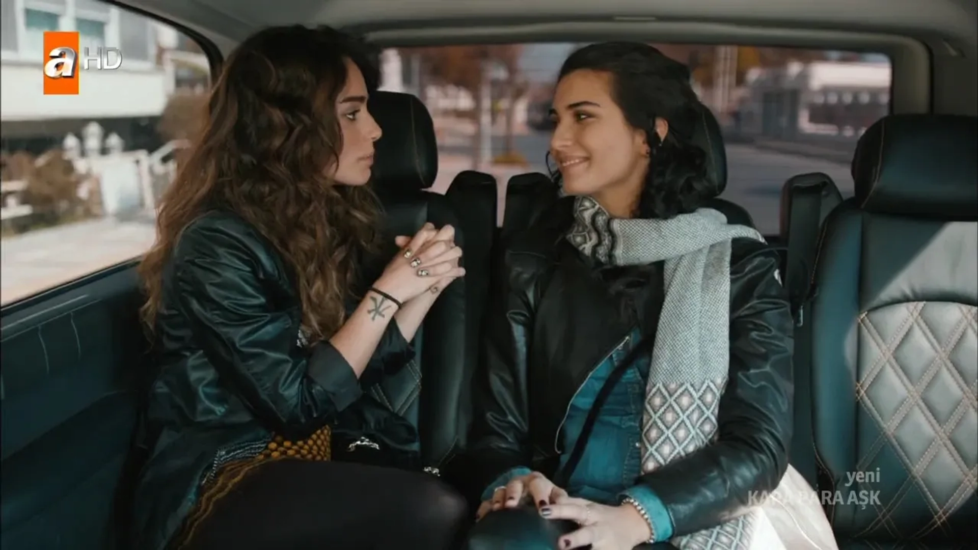 Tuba Büyüküstün and Bestemsu Özdemir in Black Money Love (2014)