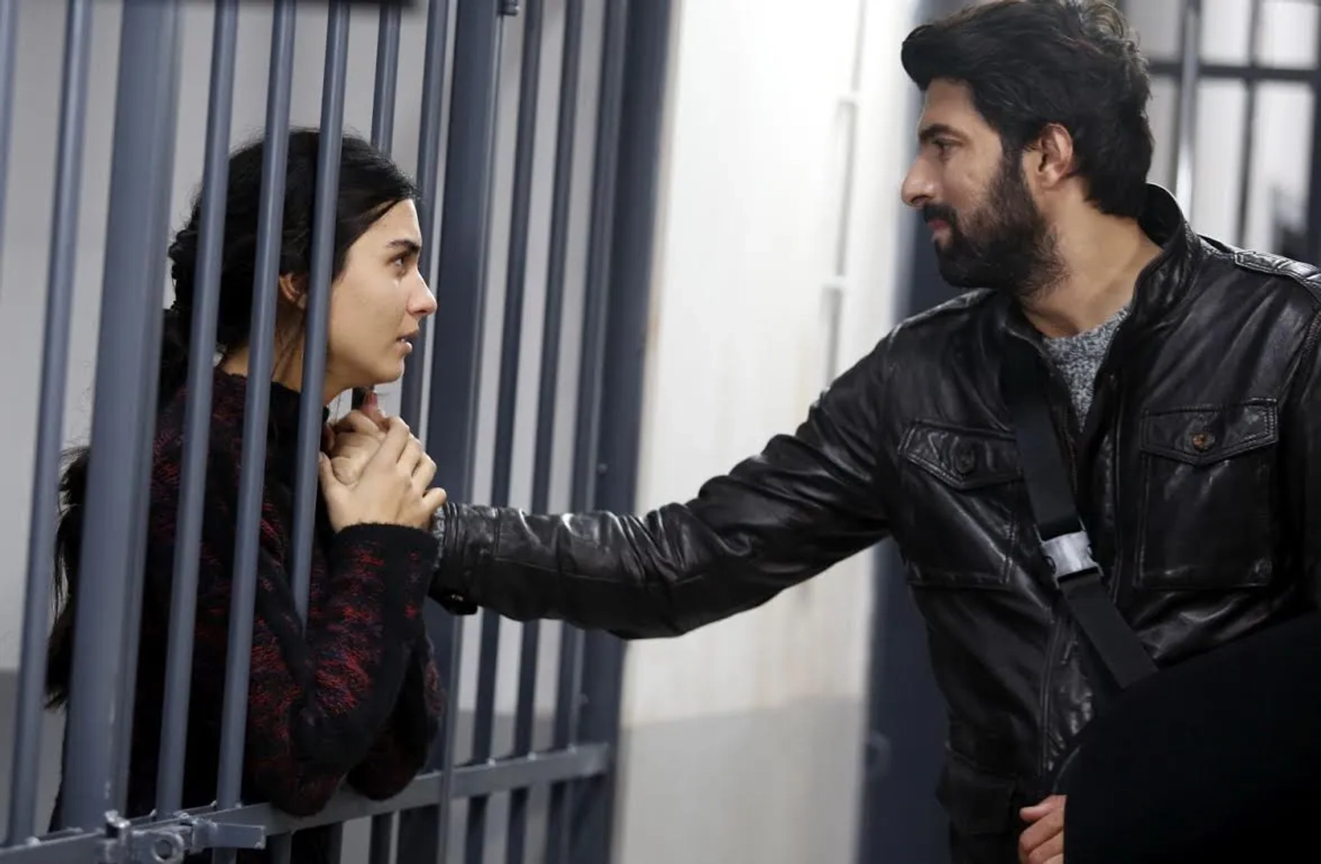 Tuba Büyüküstün and Engin Akyürek in Black Money Love (2014)