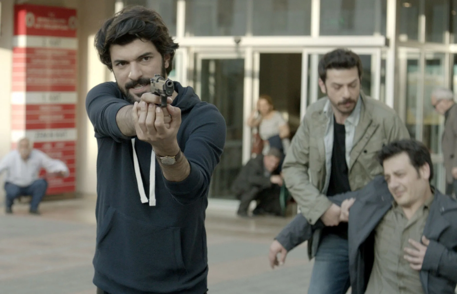 Engin Akyürek and Ahmet Tansu Tasanlar in Black Money Love (2014)