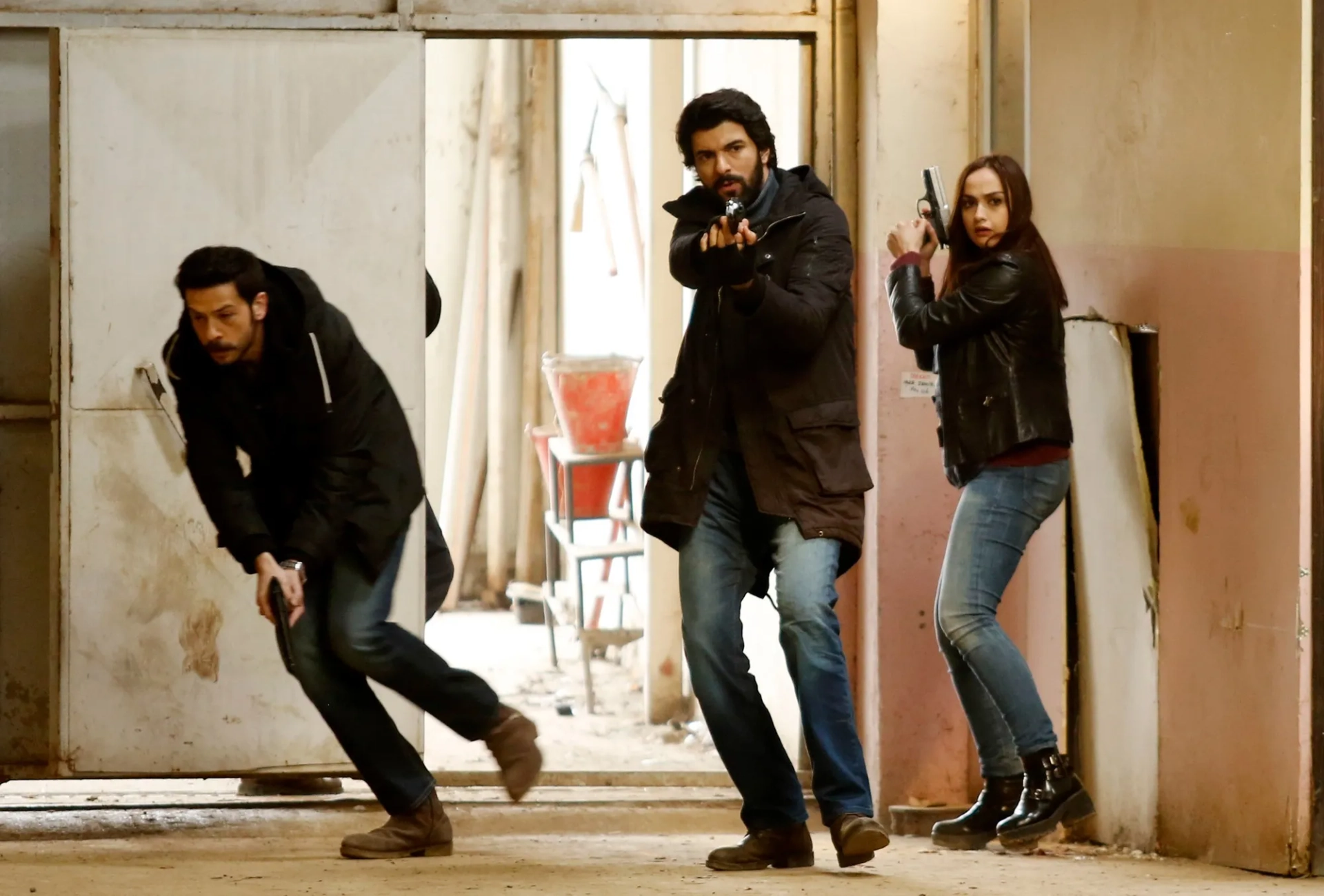 Engin Akyürek, Ahmet Tansu Tasanlar, and Ilkin Tüfekci in Black Money Love (2014)