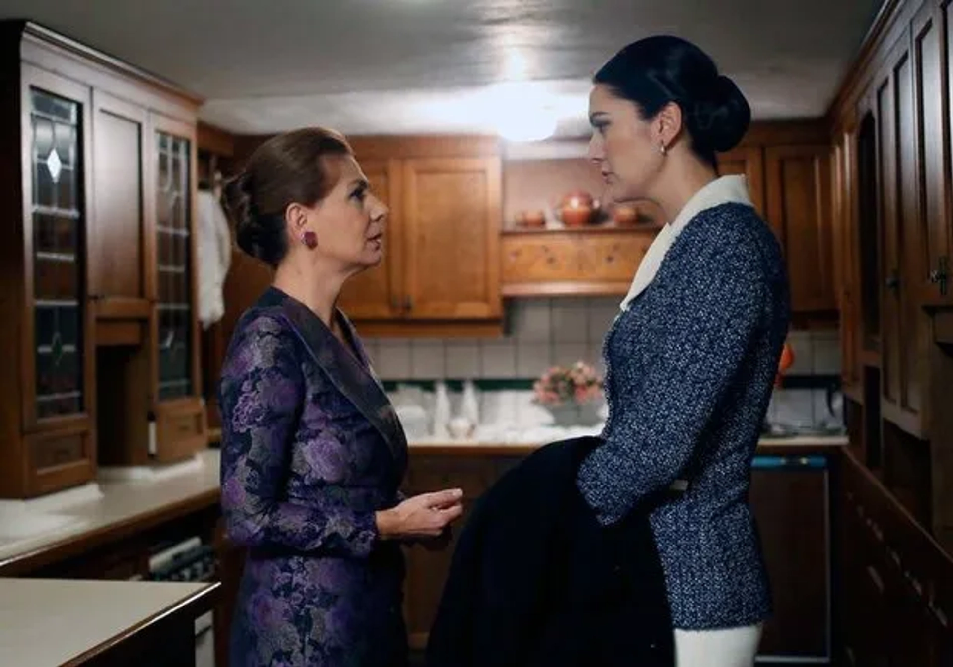 Lila Gürmen and Bergüzar Korel in Karadayi (2012)