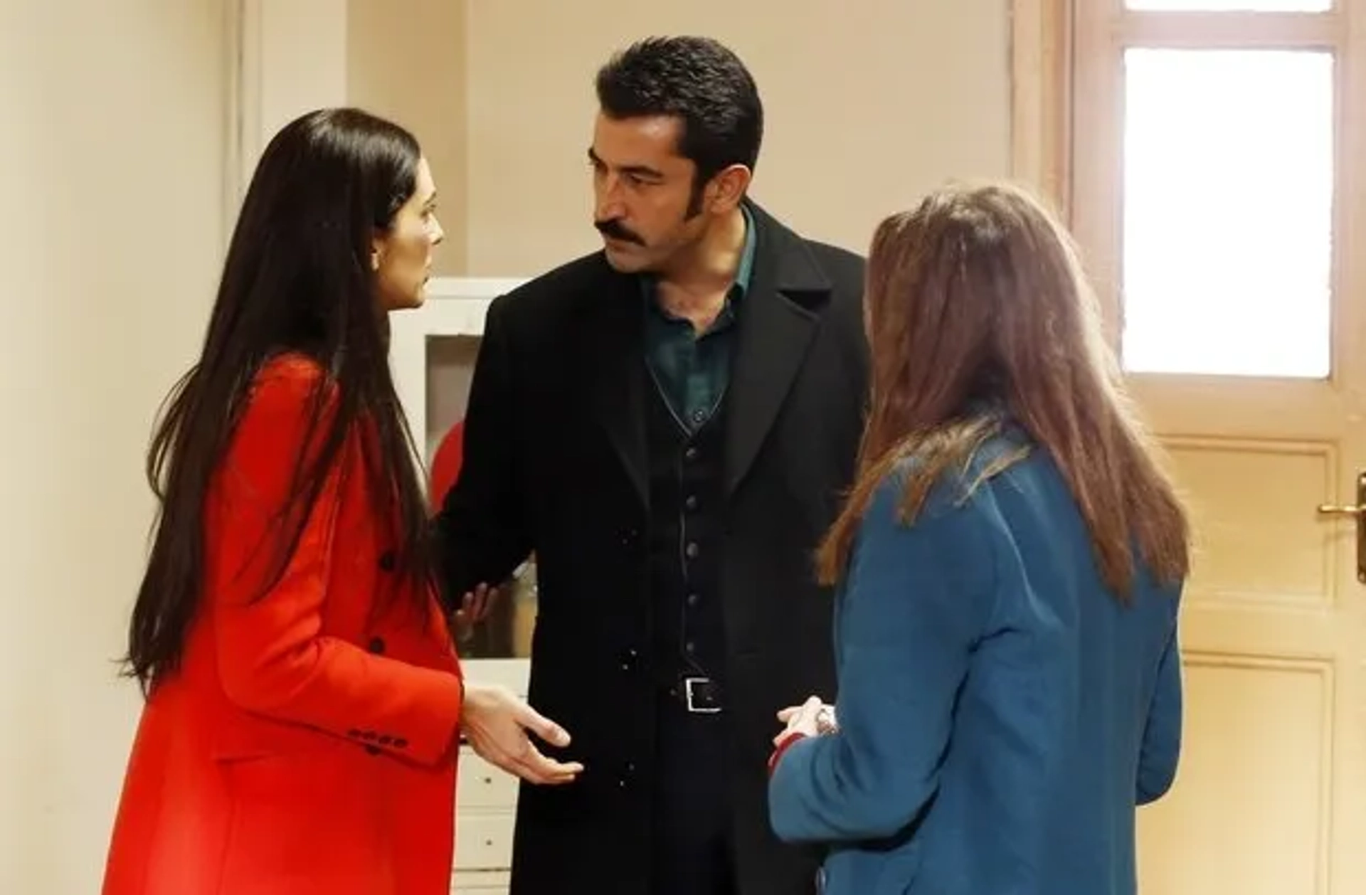 Kenan Imirzalioglu, Bergüzar Korel, and Irem Kahyaoglu in Karadayi (2012)