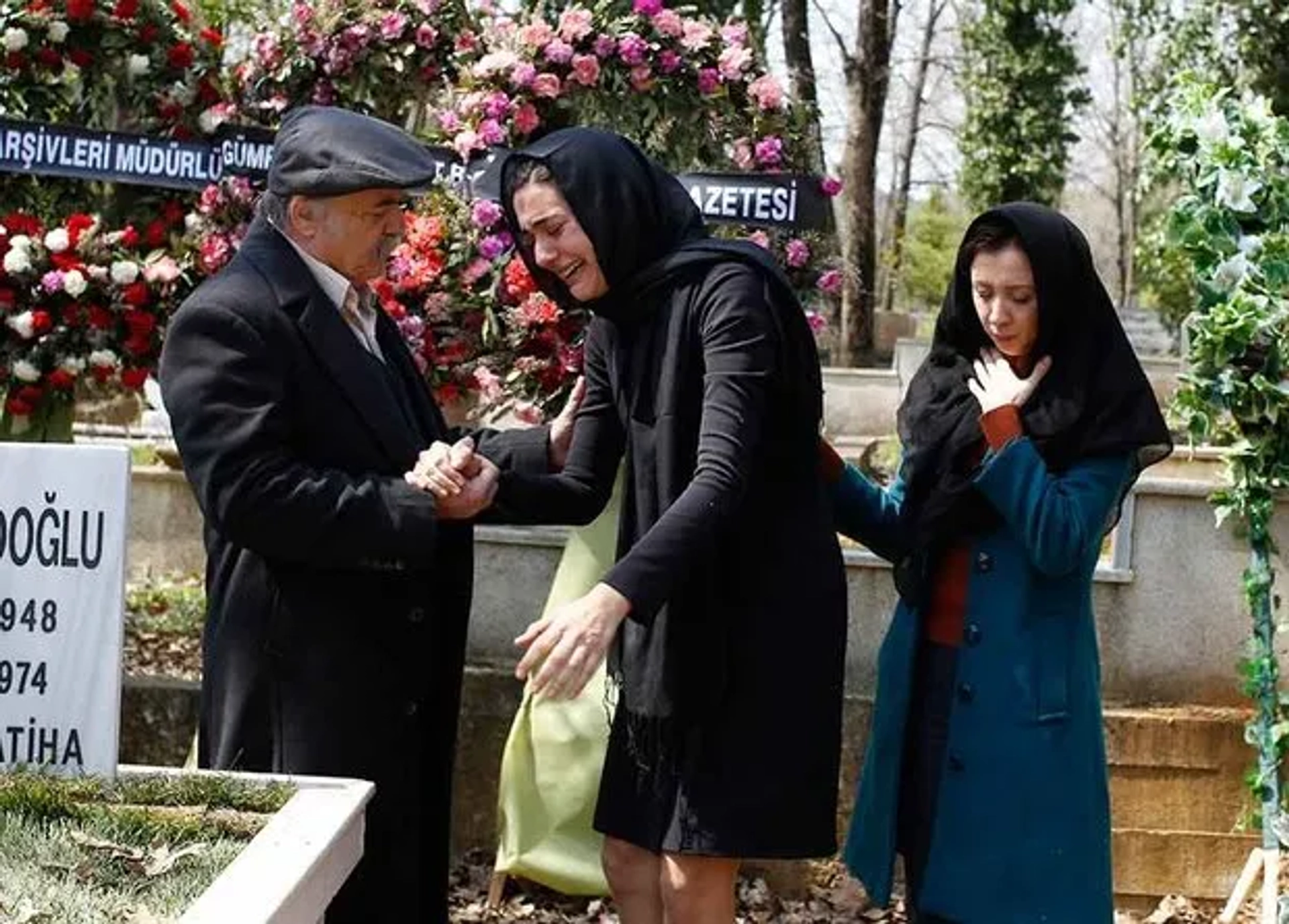 Çetin Tekindor, Bergüzar Korel, and Irem Kahyaoglu in Karadayi (2012)