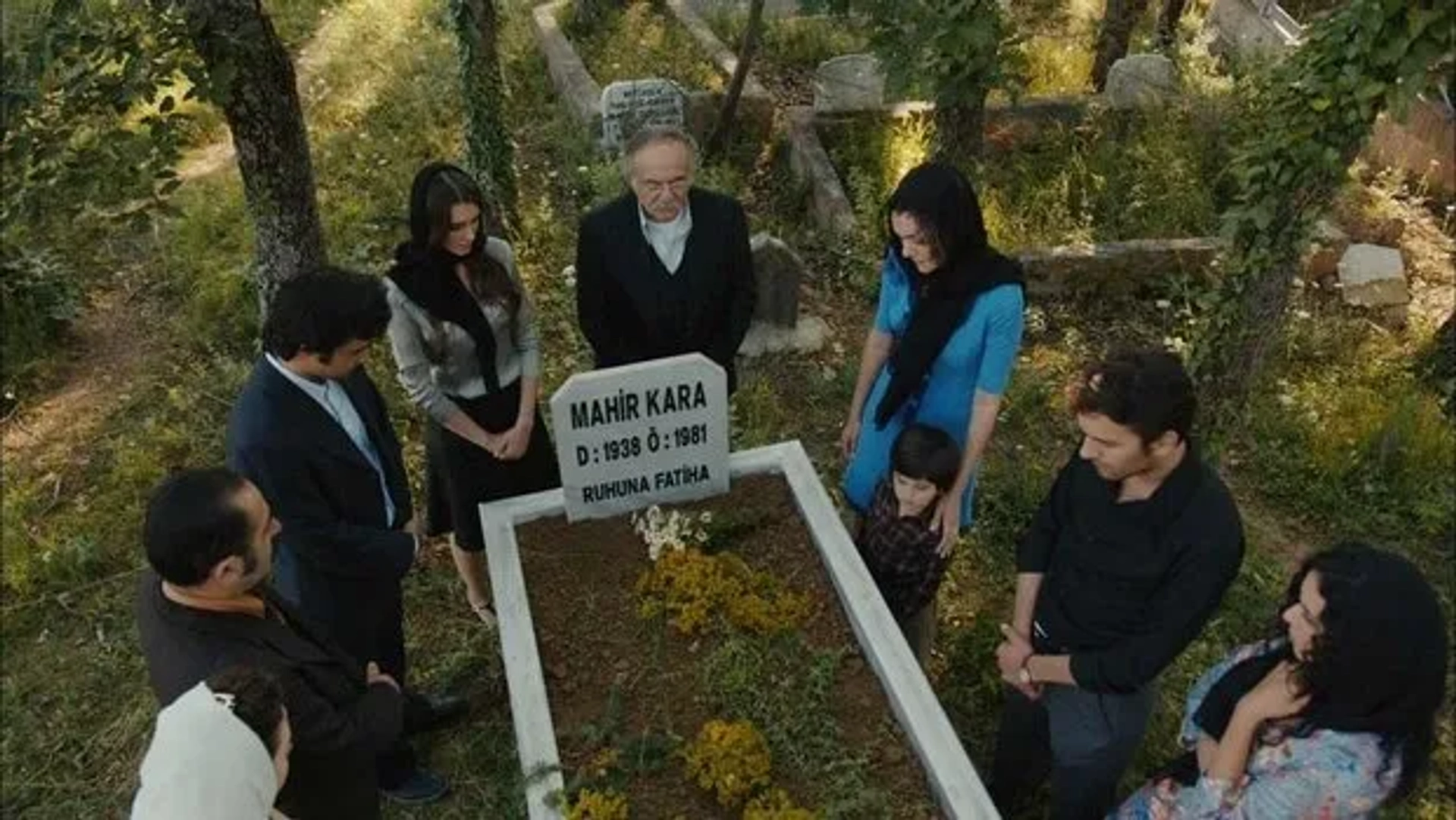 Çetin Tekindor, Bergüzar Korel, Cenan Çamyurdu, Elif Sönmez, Ulas Tuna Astepe, Leyla Lydia Tugutlu, Emir Çubukçu, and Perihan Ünlücan in Karadayi (2012)