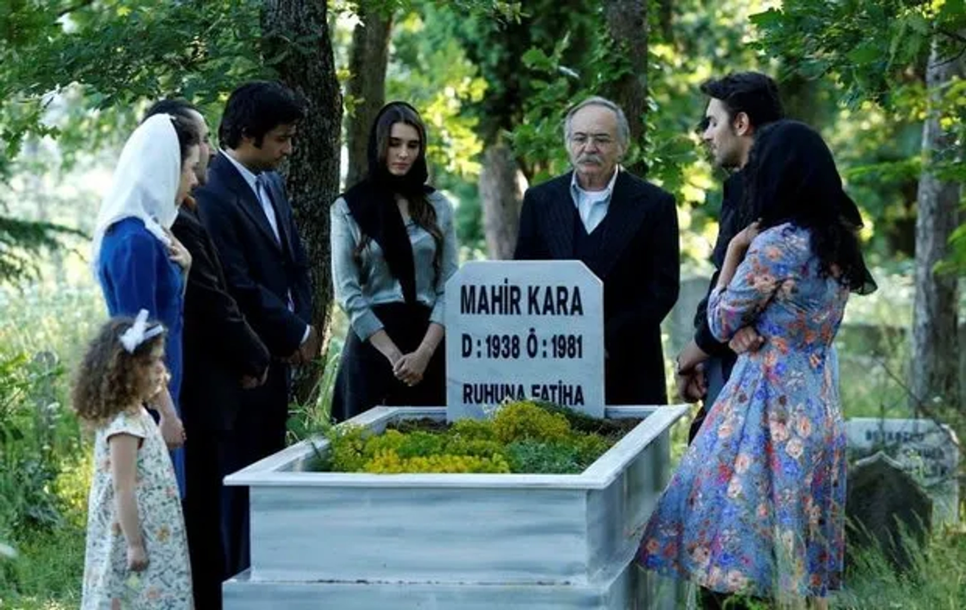 Çetin Tekindor, Cenan Çamyurdu, Elif Sönmez, Ulas Tuna Astepe, Leyla Lydia Tugutlu, and Emir Çubukçu in Karadayi (2012)