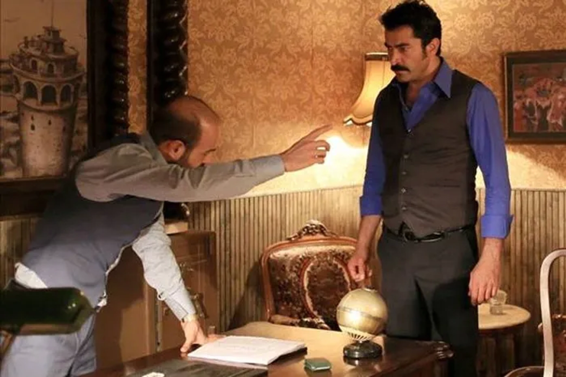 Kenan Imirzalioglu and Erkan Avci in Karadayi (2012)