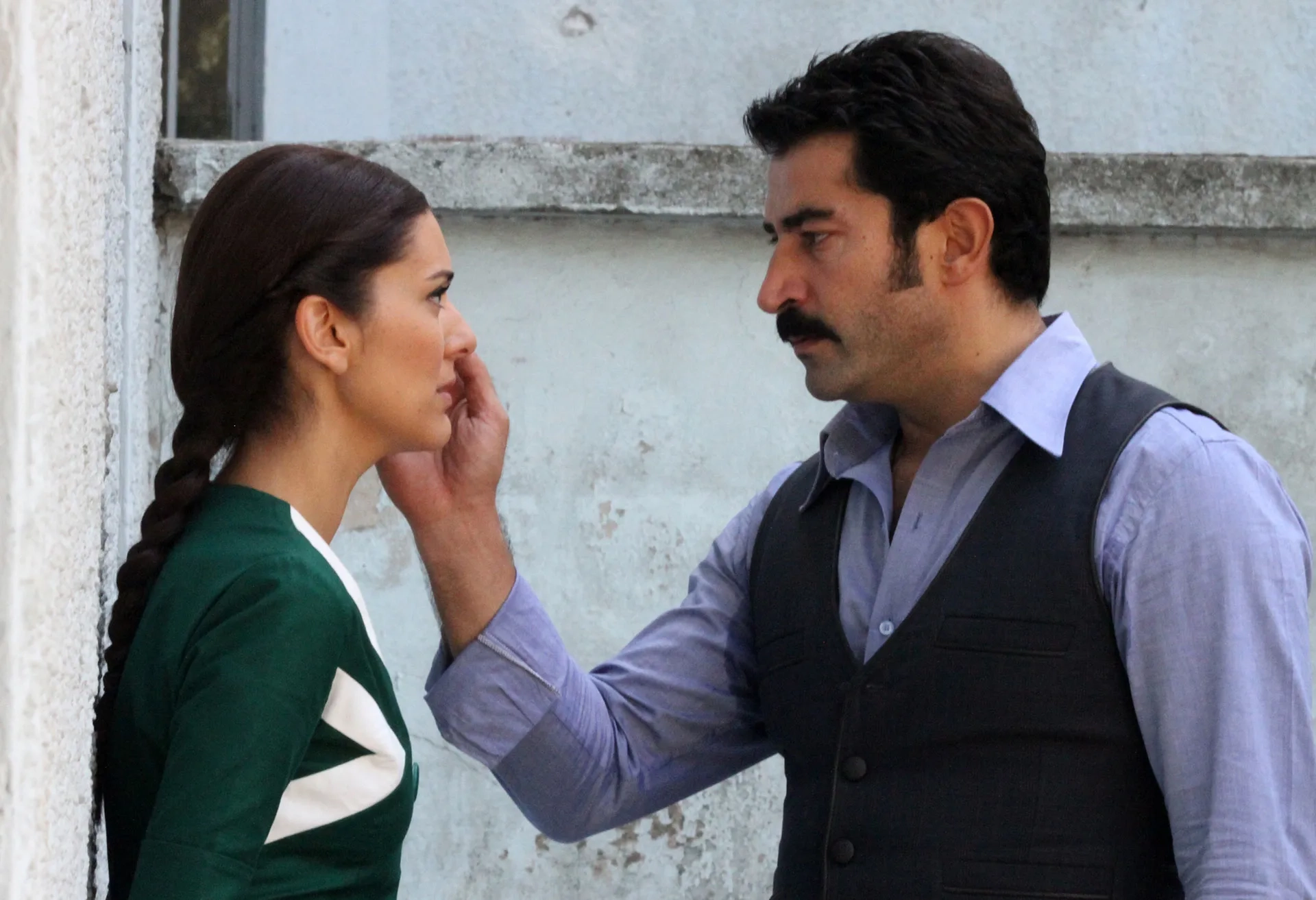 Kenan Imirzalioglu and Bergüzar Korel in Karadayi (2012)