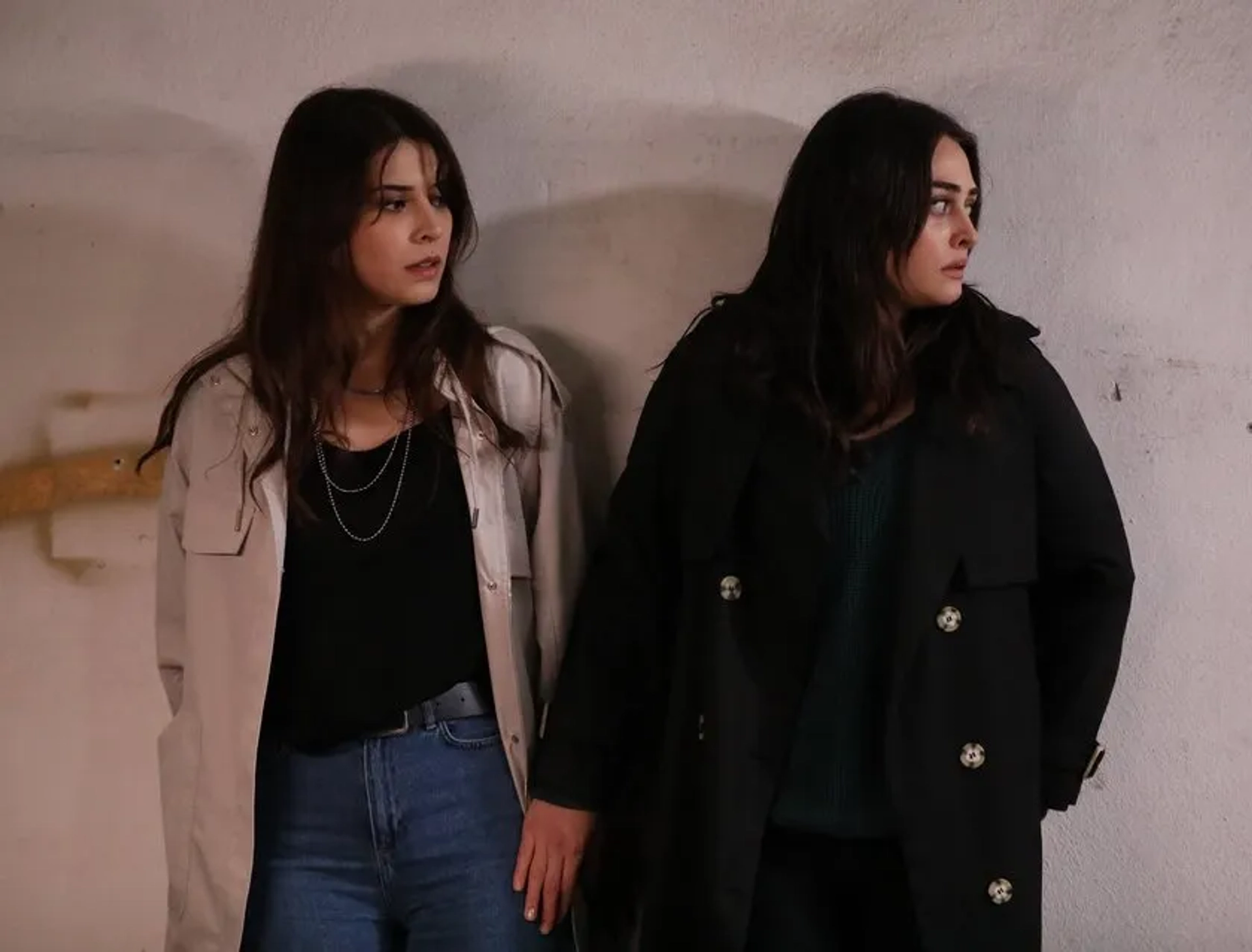 Devrim Özkan and Esra Bilgiç in Ramo (2020)