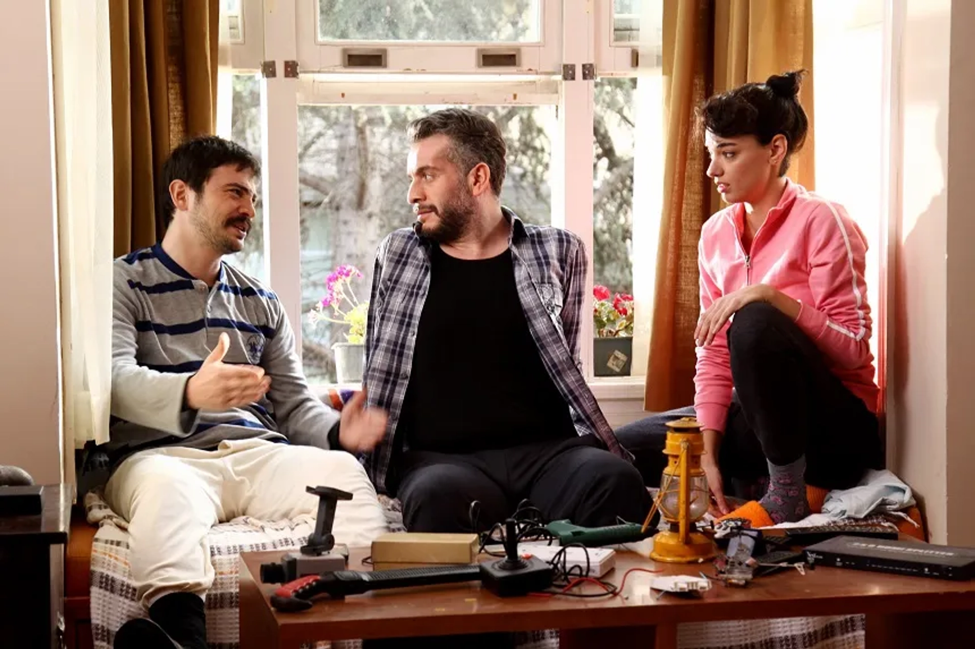 Murat Cemcir, Seda Bakan, and Ahmet Kural in Kardes Payi (2014)