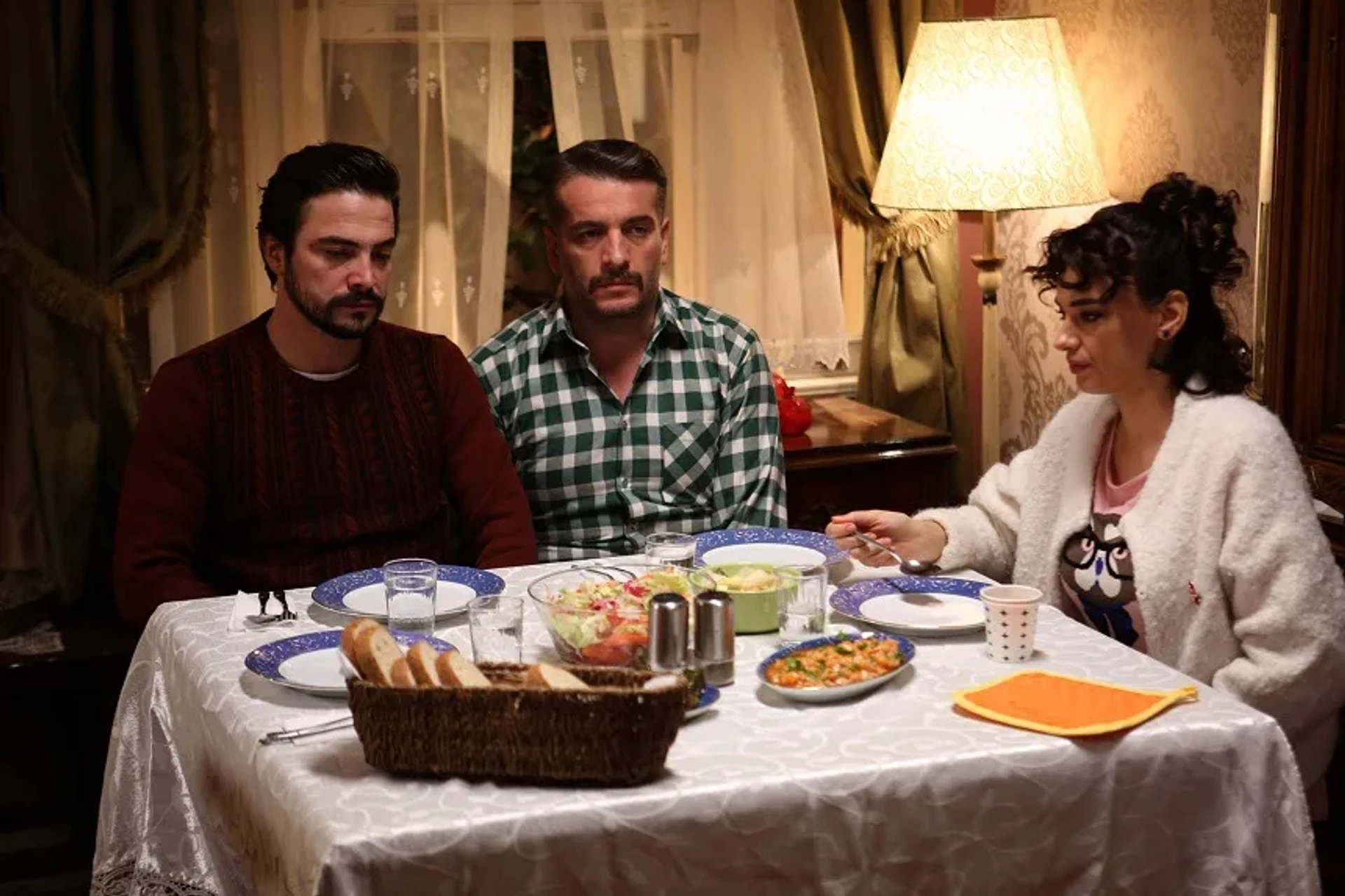 Murat Cemcir, Seda Bakan, and Ahmet Kural in Kardes Payi (2014)